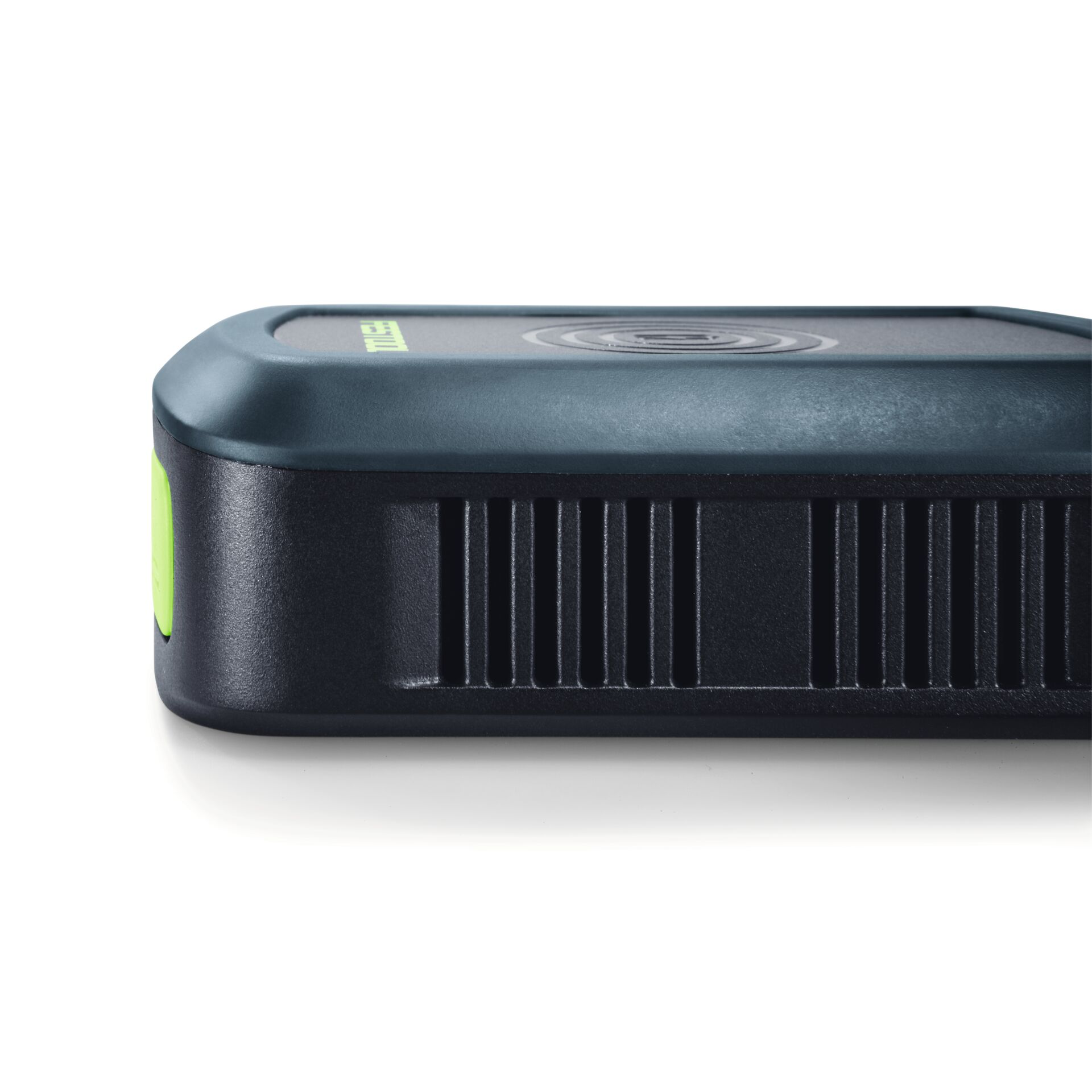 Power bank, USB-C, portabler Akku, schwarz, grüne Taste