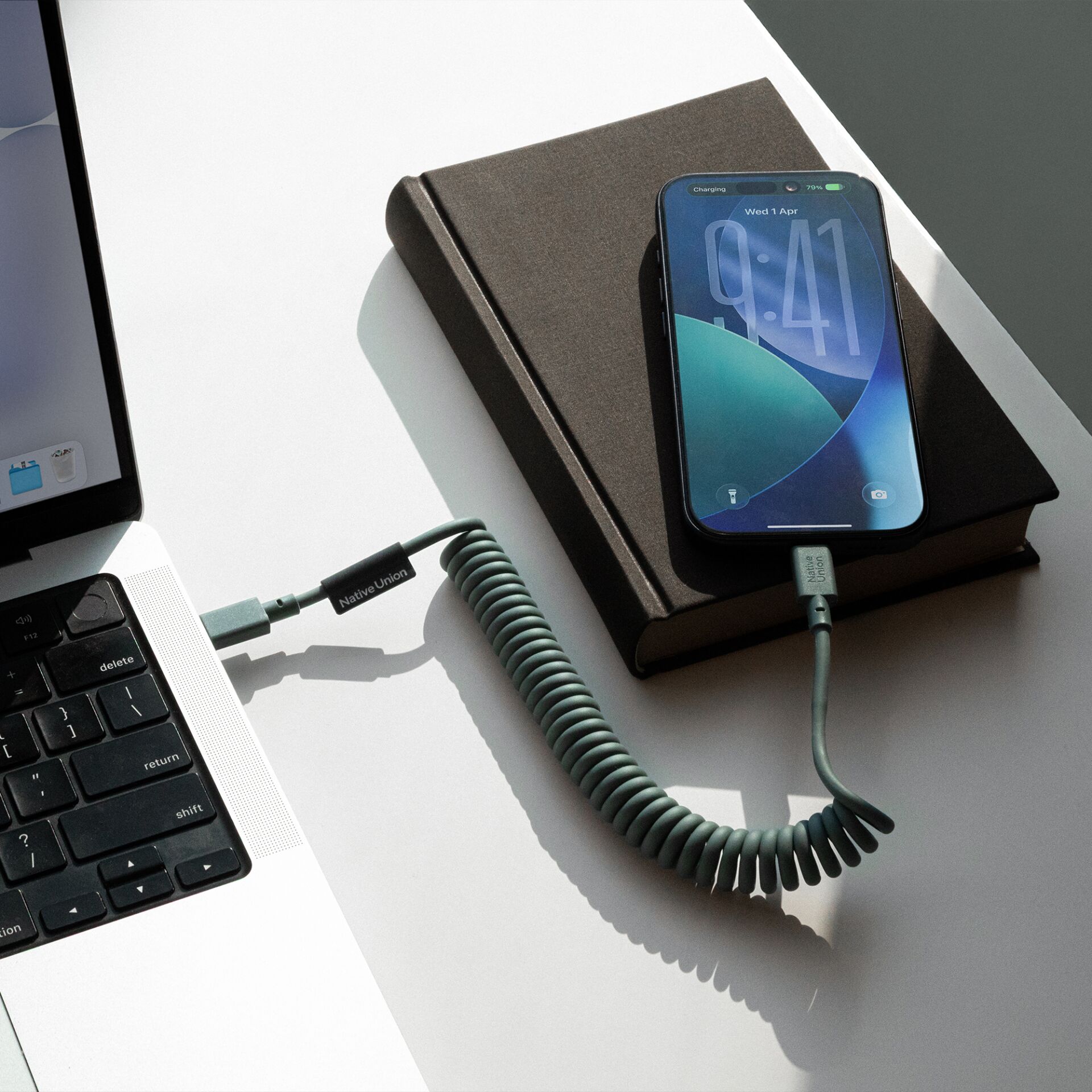 smartphone, aufladen, Spiralkabel, telefon auf ladestation, Laptop daneben