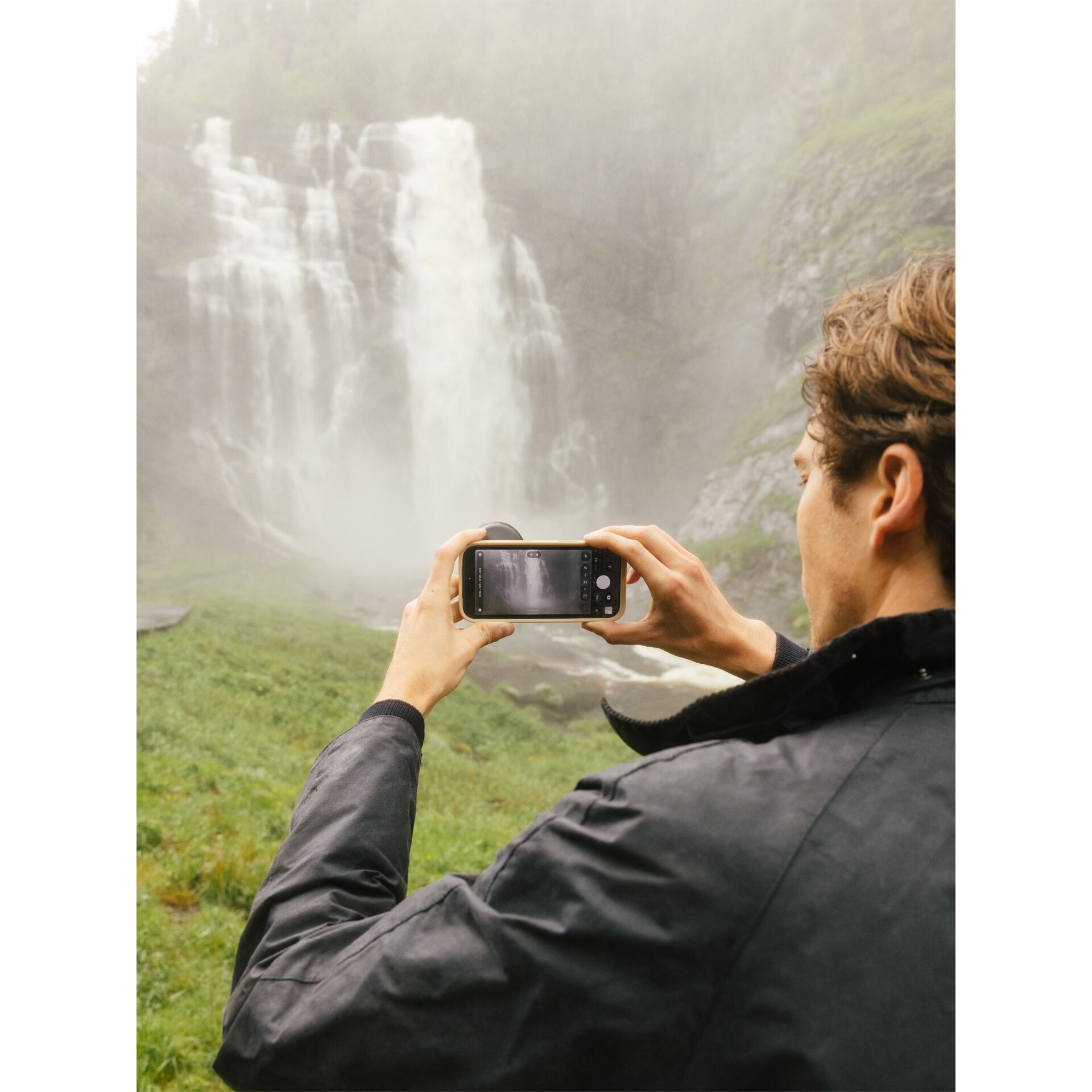 Foto, Person mit Smartphone, Wasserfall, Outdoor, Reise