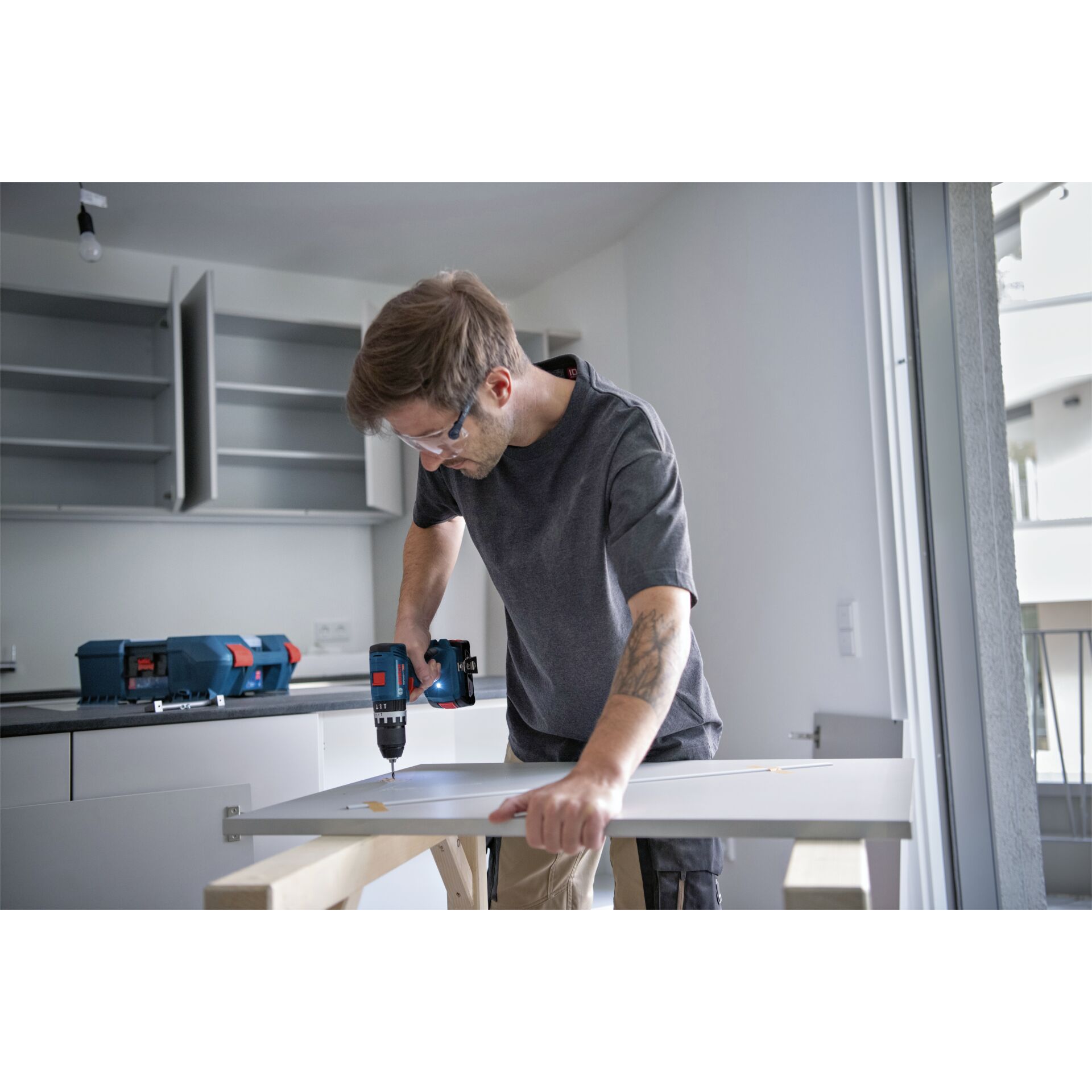 Gerät, Elektrische Bohrmaschine, Werkzeug, Moebel, Tabelle