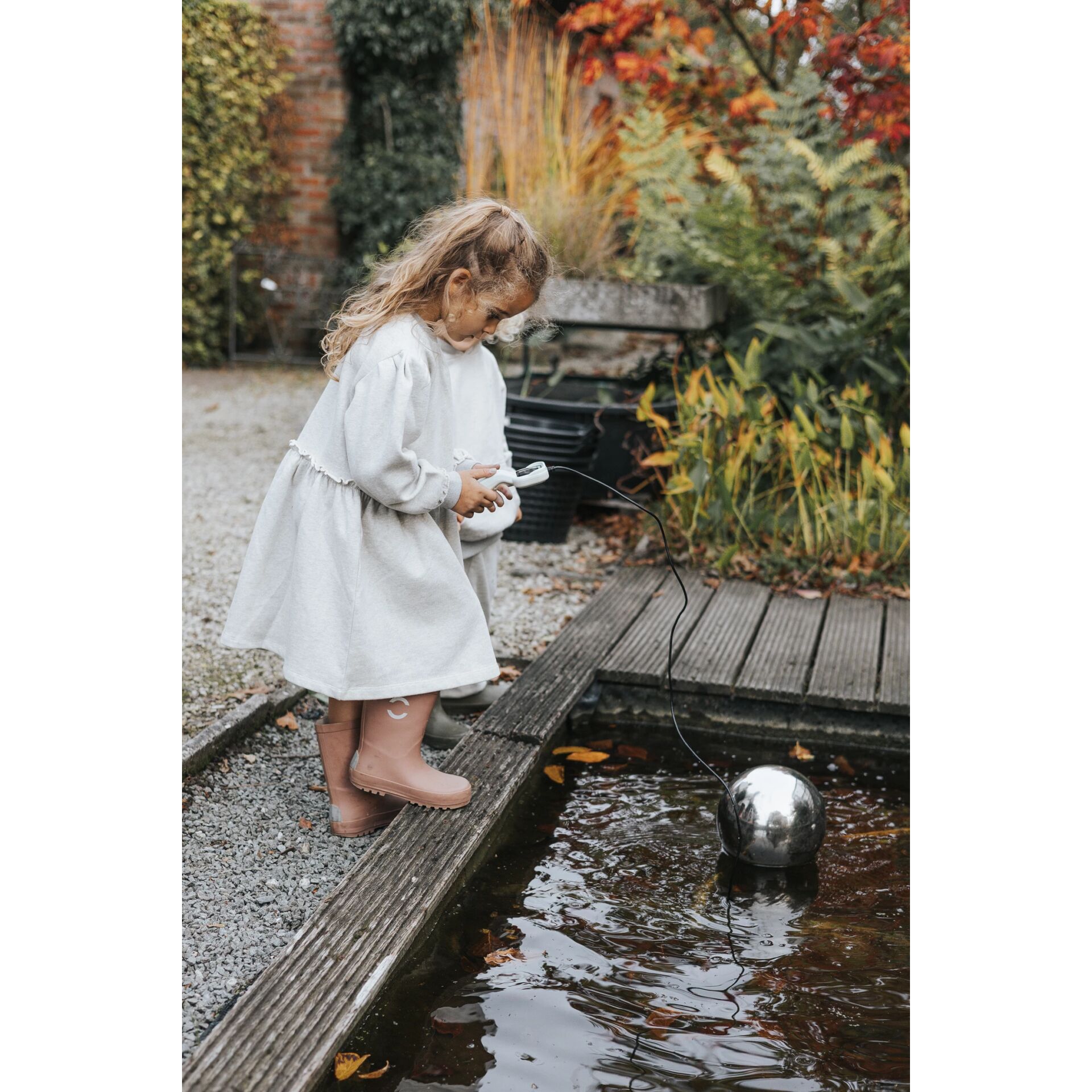 Kinderfigur, Garten],, weiße kleider, Boots, Wasserball/Schwimmkugel