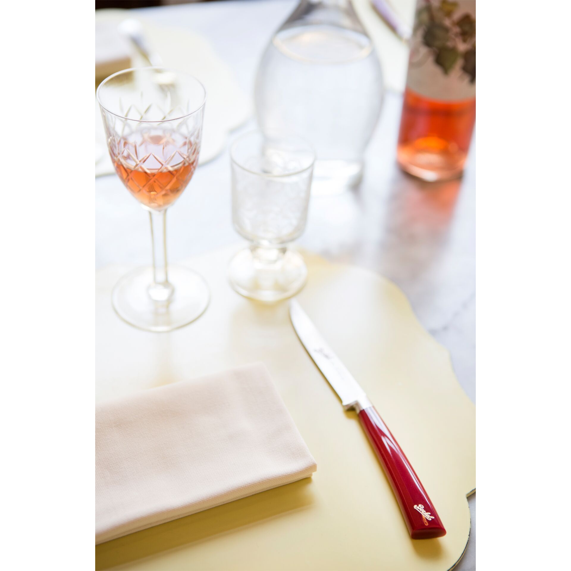 Glas Wein, Weinglas, Tischdekoration, Messer, Tischdecke