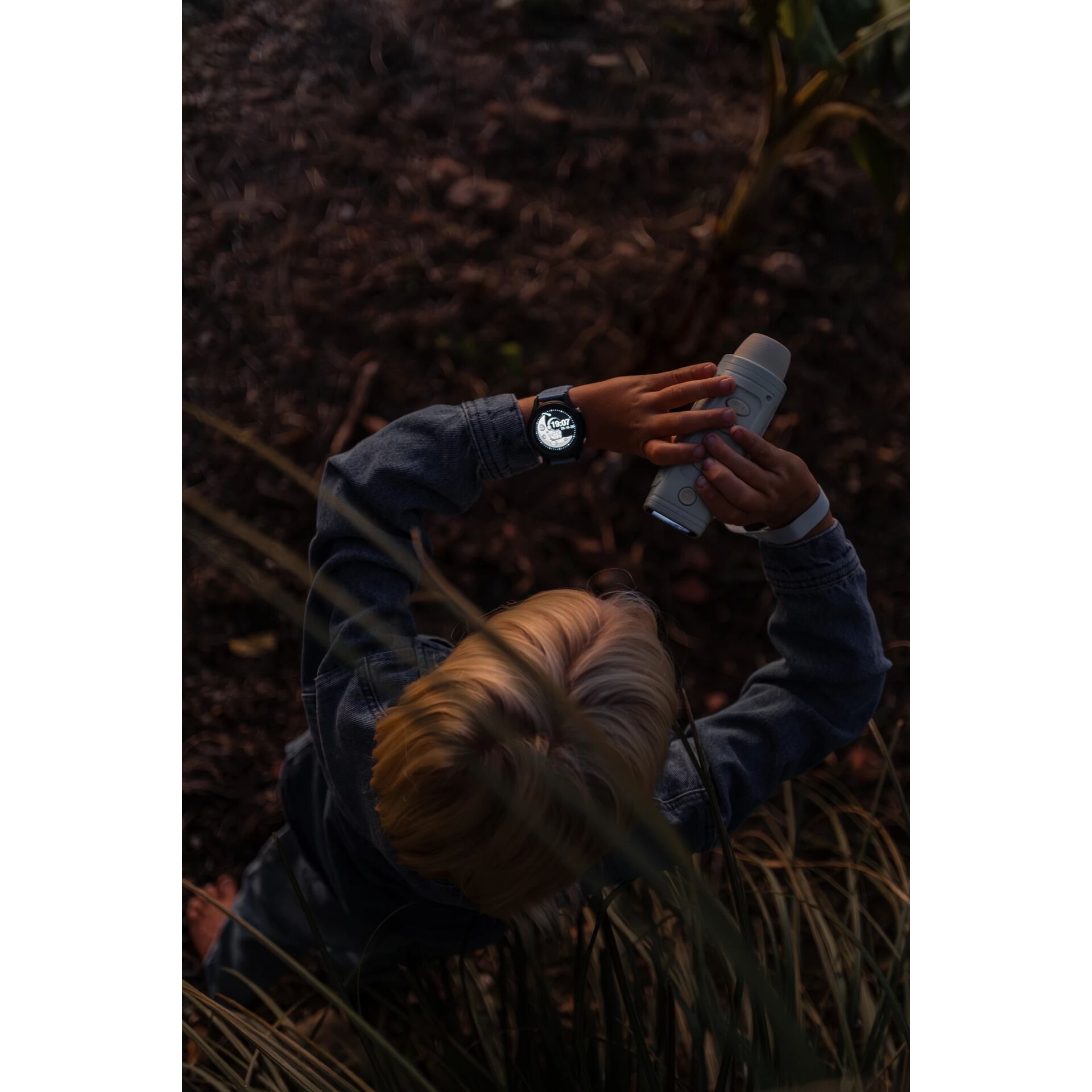 uhr, smartwatch, denim jacke, outdoor, hände halten abenteuergerät