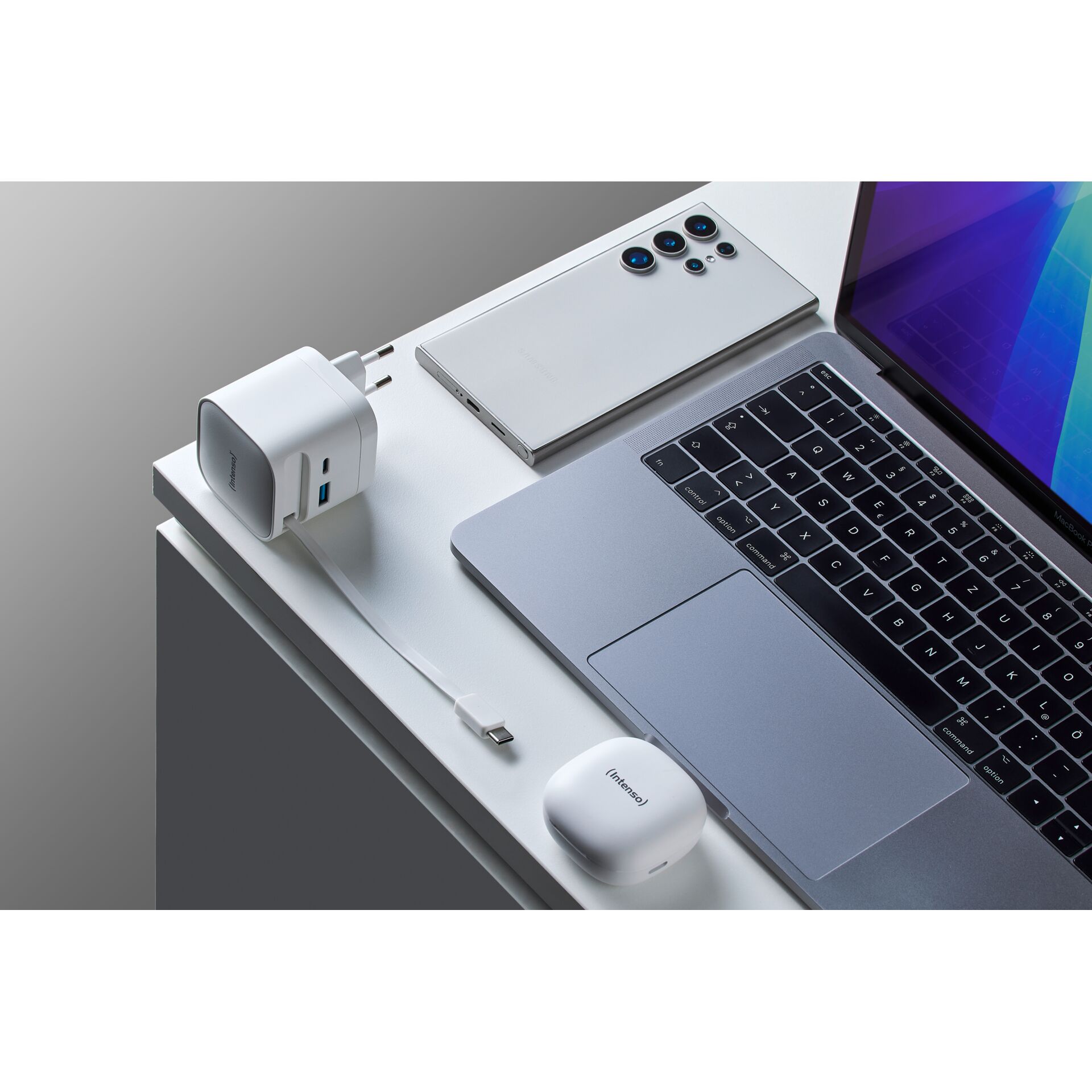 laptop, Ladegerät, Telefon, In-Ear Kopfhörer, USB-C