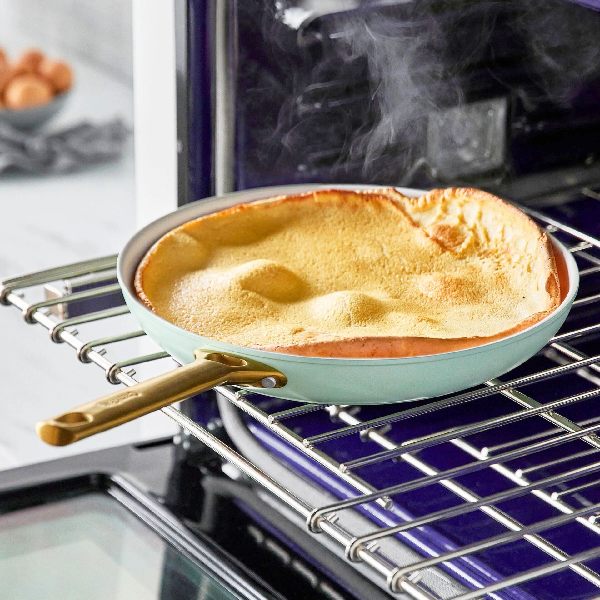 Kochgeschirr, Brot, Essen