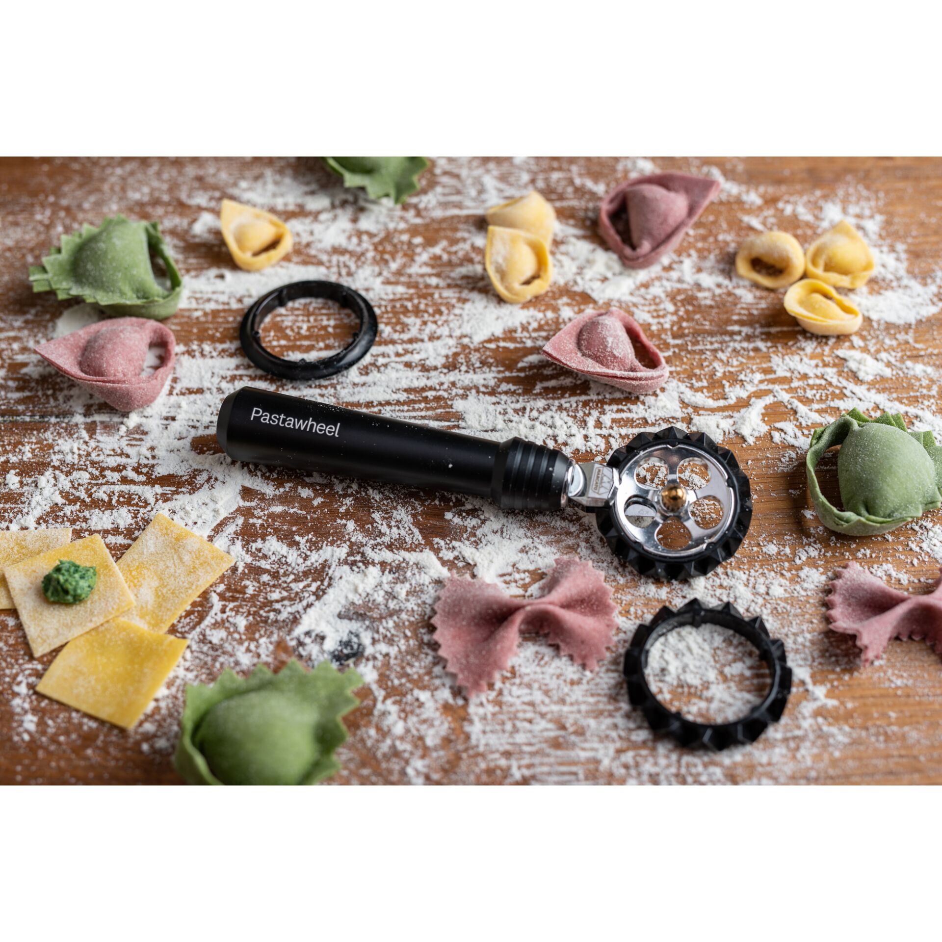 pasta cutter, pasta wheel, Küchenwerkzeug, Mehlstaub, Tortellini