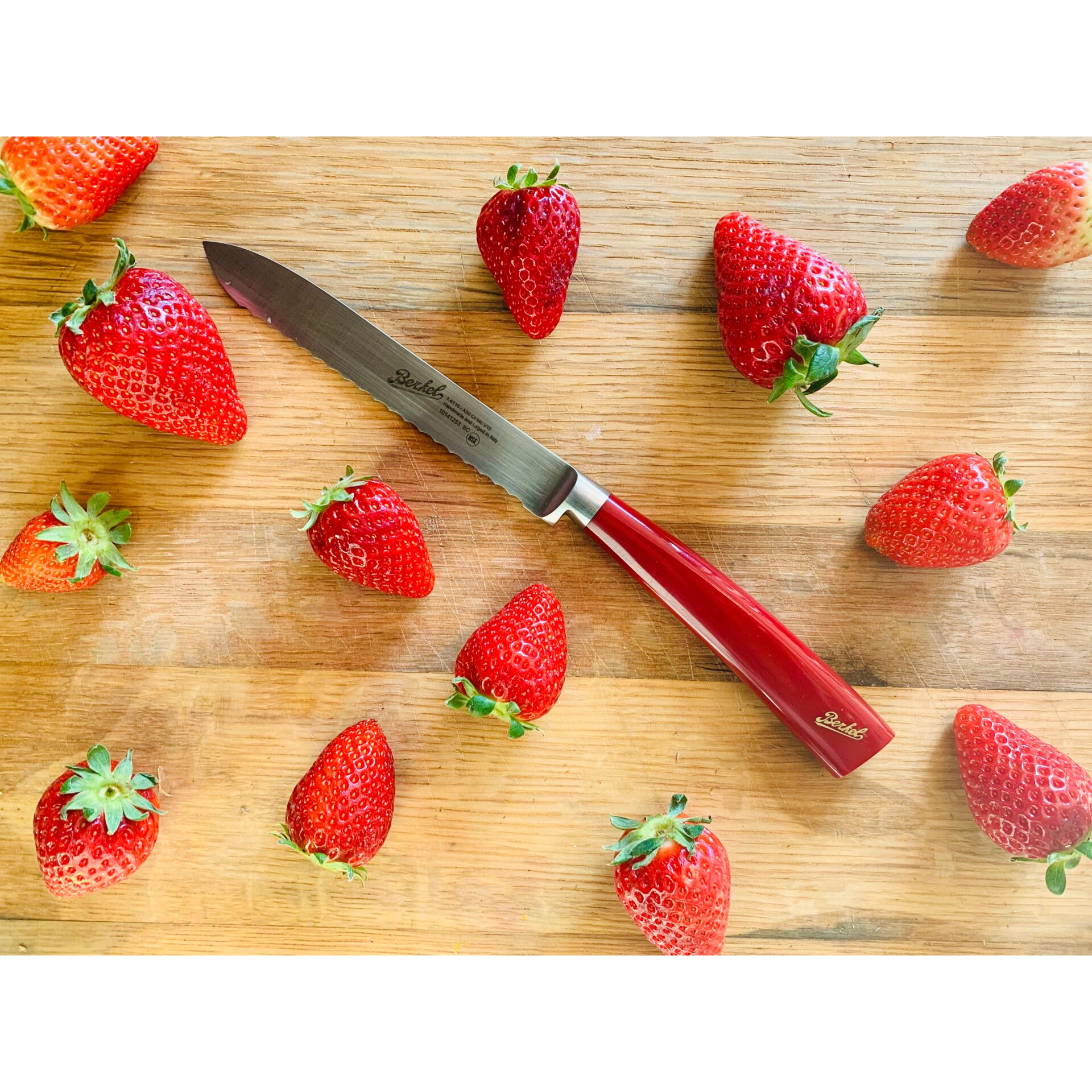 messer, Küchenmesser, Schnittmesser, roter Griff, Erdbeeren