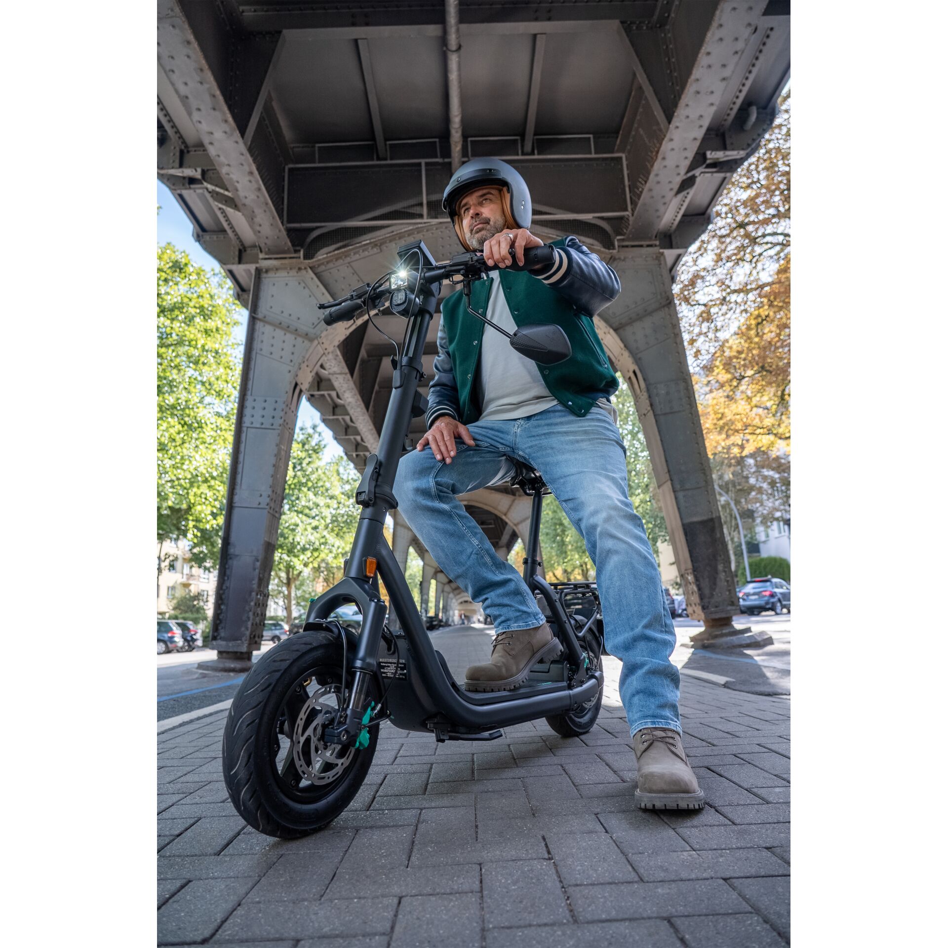 Roller, E-Scooter, Hosen, Sitzen, Jeans