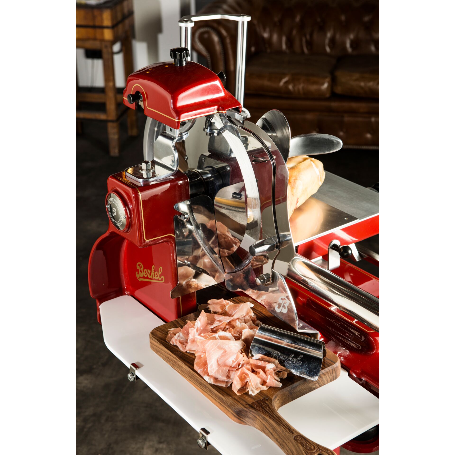 Schweinefleisch, Metzgermaschine,  rote Maschine, Schinken Scheiben, Holzbrett