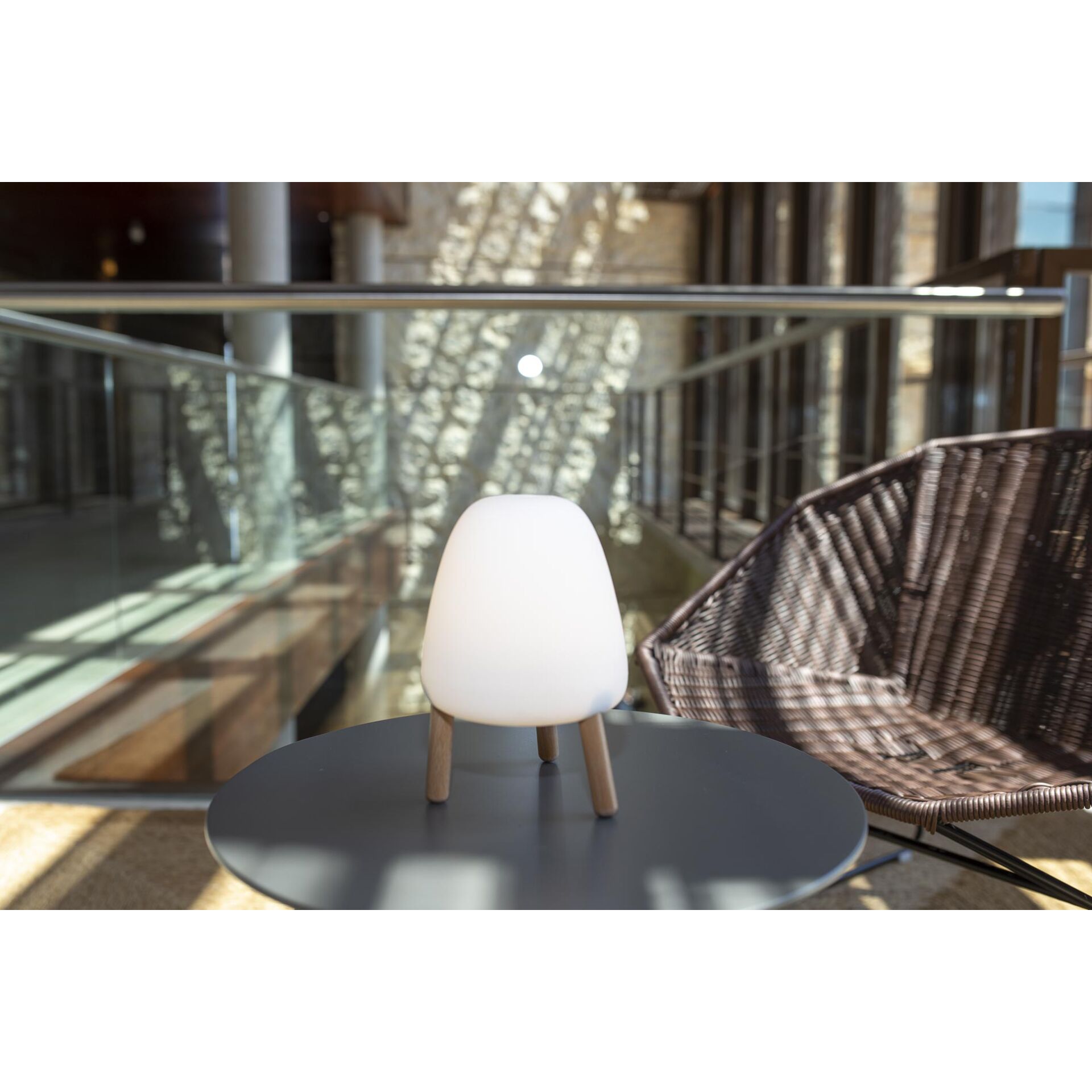 Lampe, Stuhl, Mobiliar