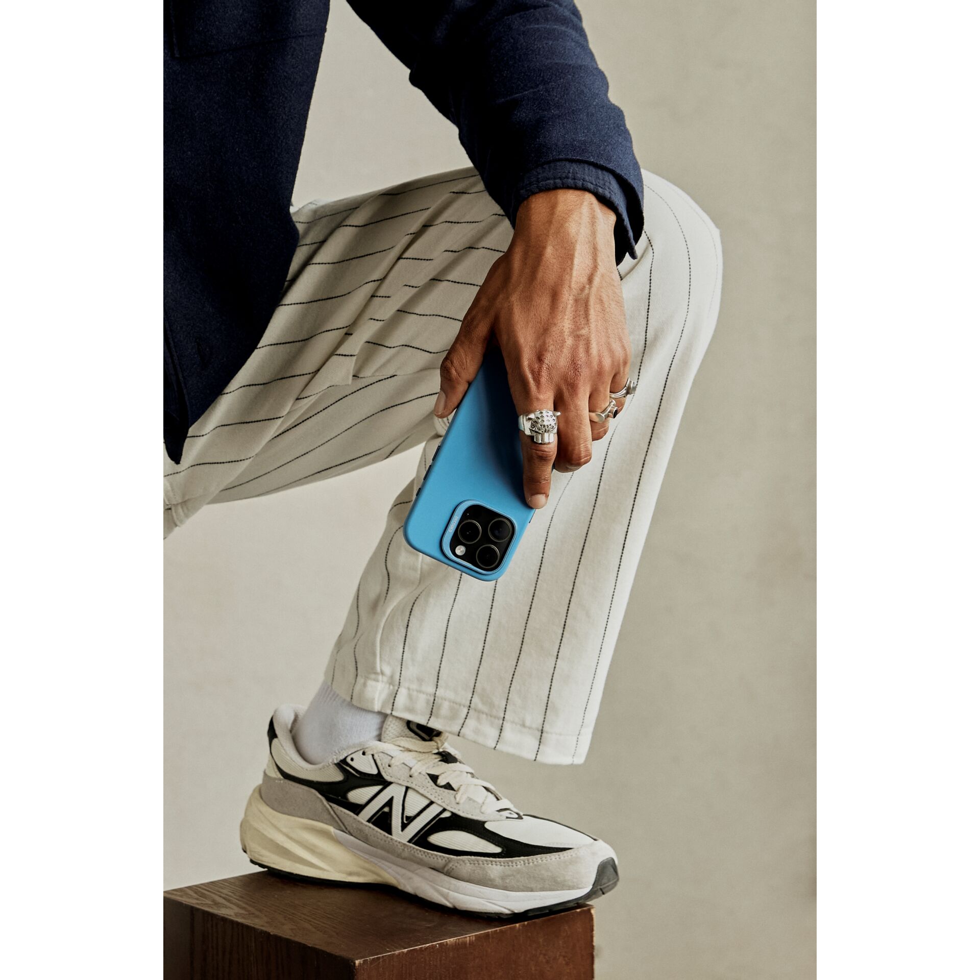 Schuhwerk, Schuh, Sneaker, Geldbörse, Person