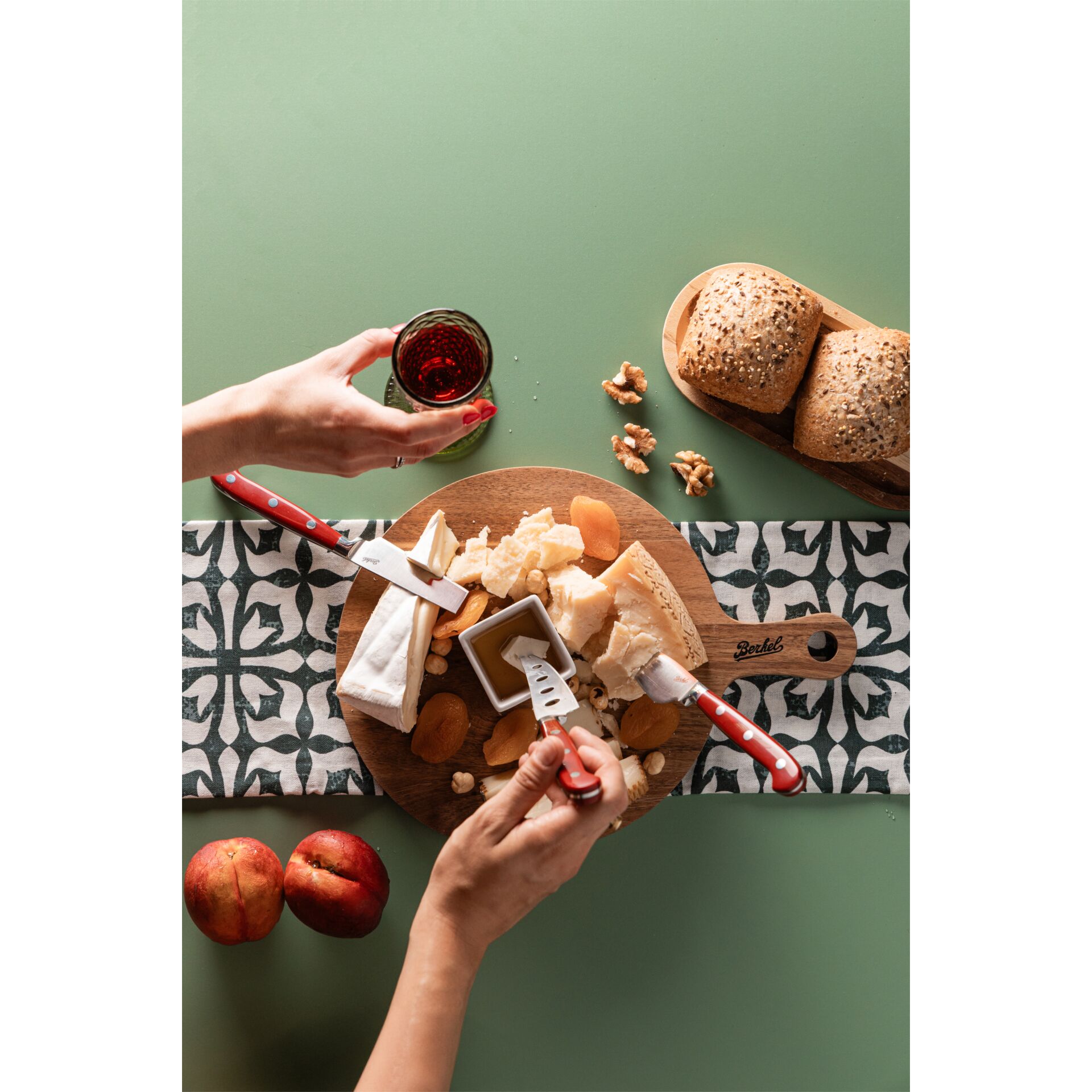 Käseplatte, Käsebrett, Weinabend, Brot, Nuss