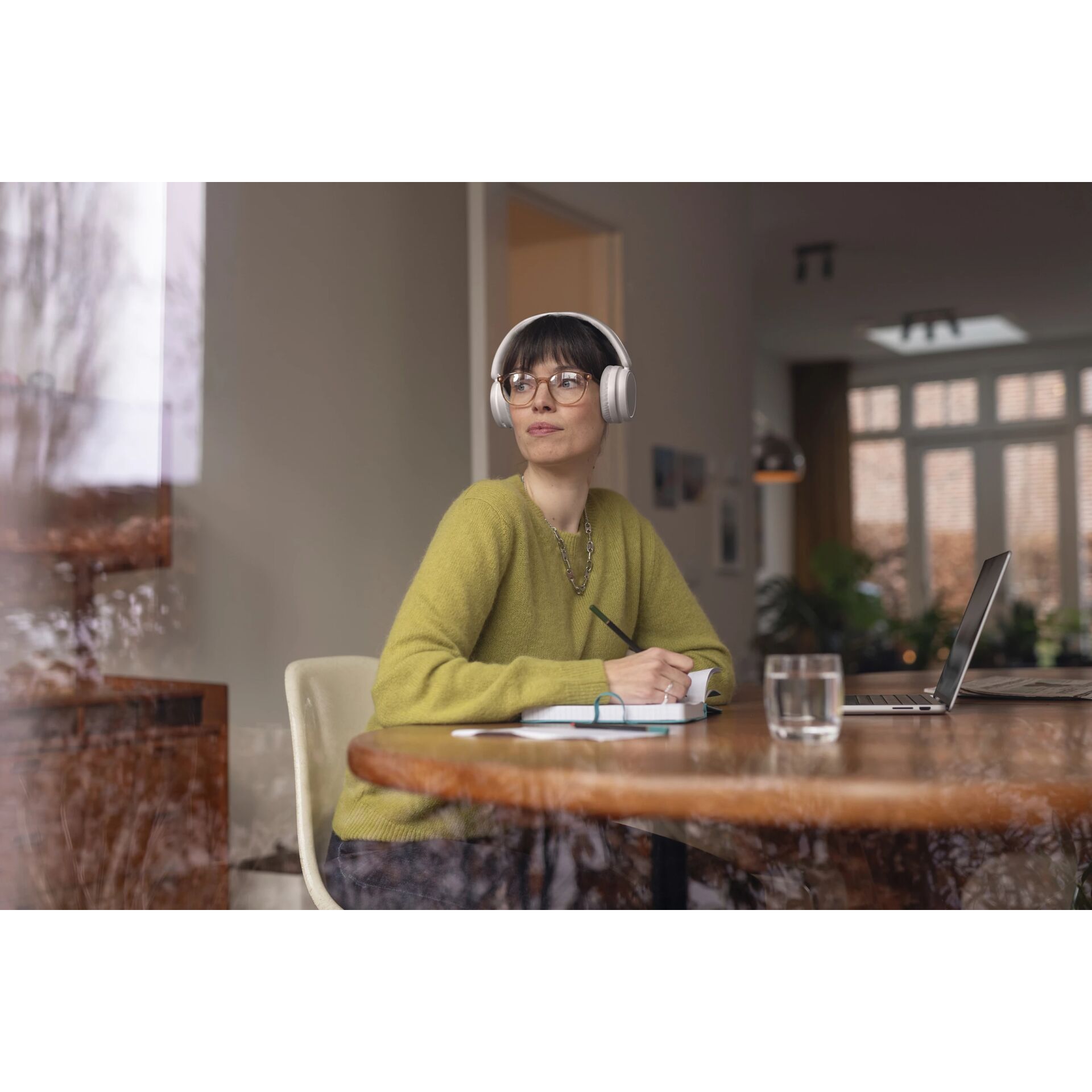 Innenarchitektur, Tabelle, Sitzend, Kopfhörer, Halskette