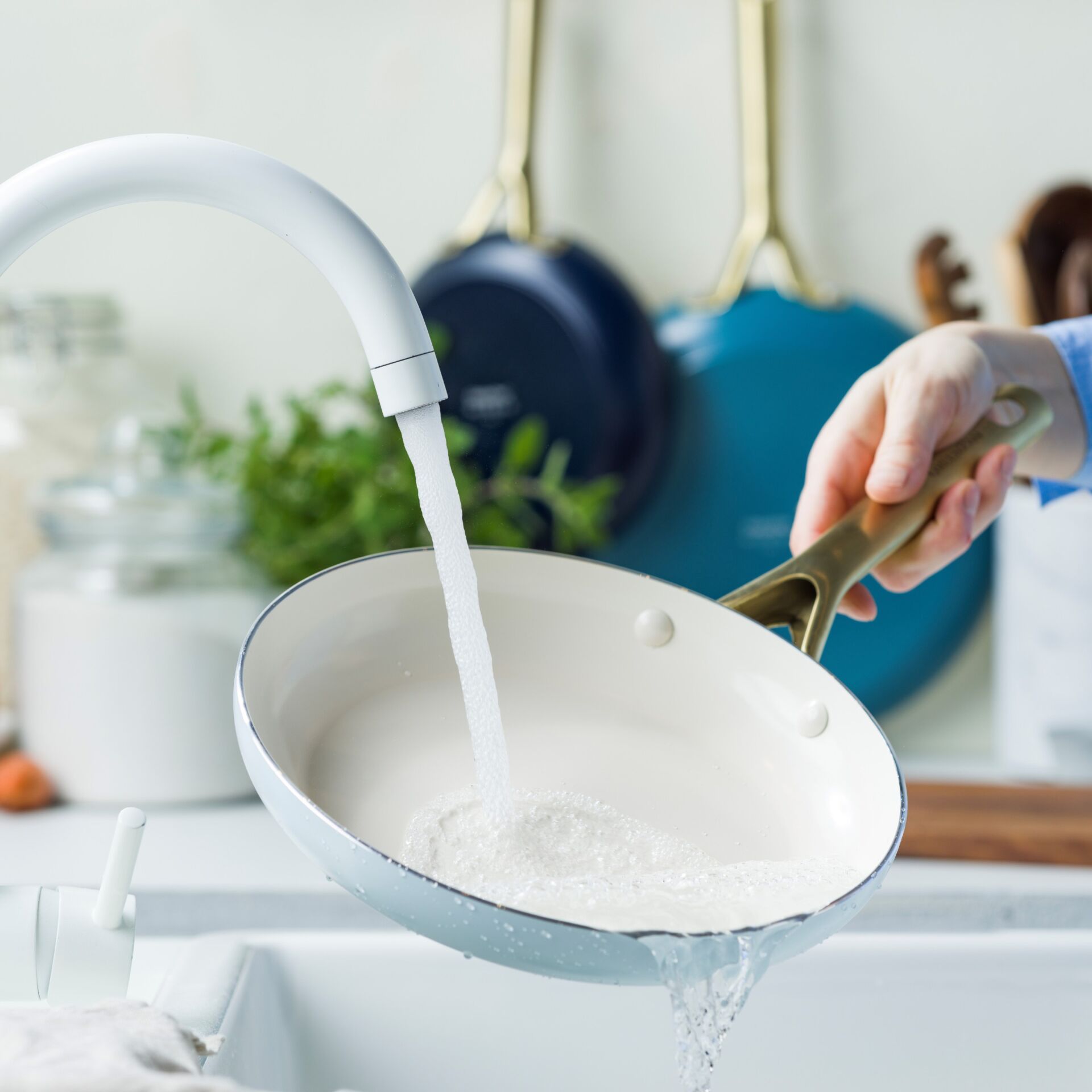 Küchenarmatur, Waschbecken-Spüle, Wasserhahn, Schaum, Pfanne