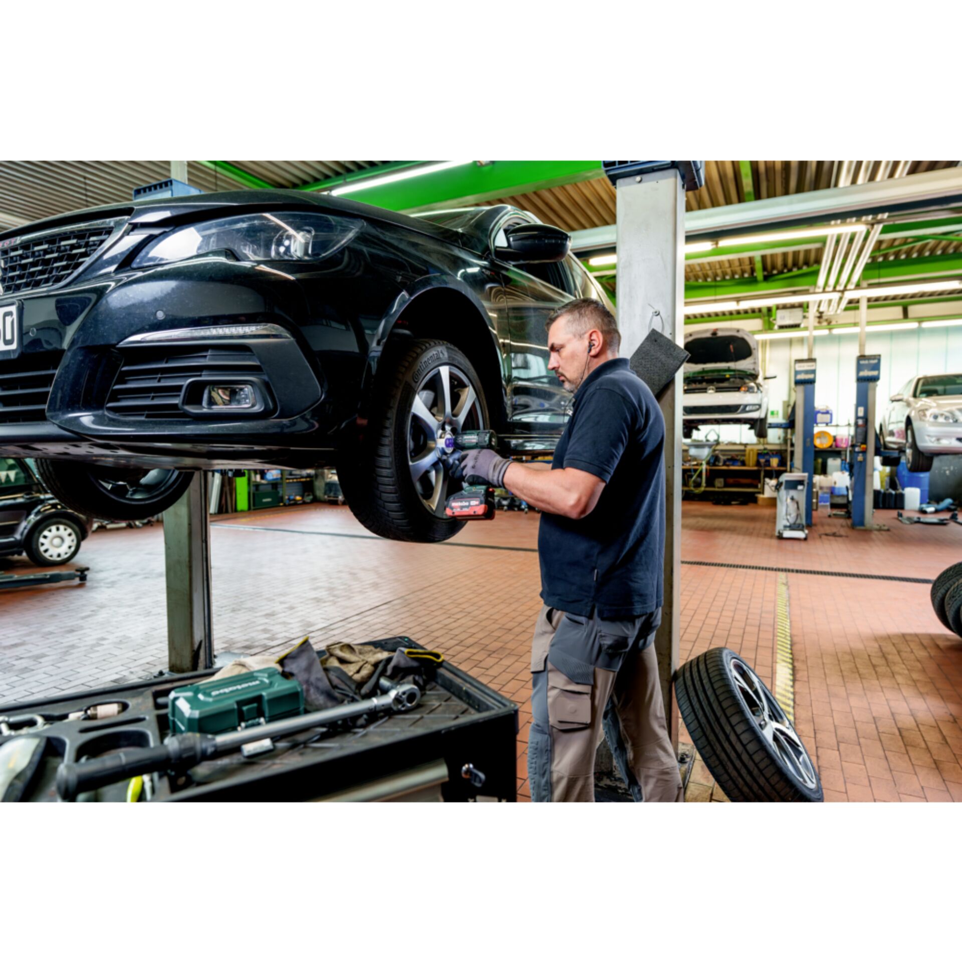 Leichtmetallfelge, Reifen, Fabrik, Mann, Person, Leichtmetallfelge, Reifen, Fabrik, Mann, Person, Leichtmetallfelge, Reifen, Fabrik, Mann, Person, Leichtmetallfelge, Reifen, Fabrik, Mann, Person, Leichtmetallfelge, Reifen, Fabrik, Mann, Person