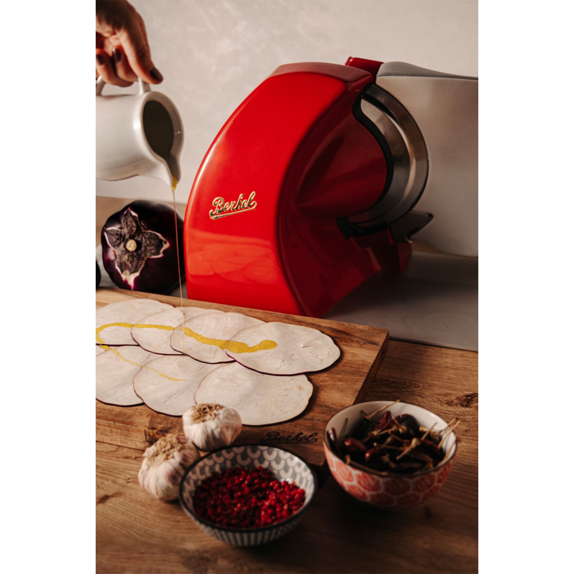 Tortilla, Tortillachips, roter Elektrogeräte- oder Küchenhelfer, Olivenöl-Drizzle, Knoblauch, Brett mit Belägen