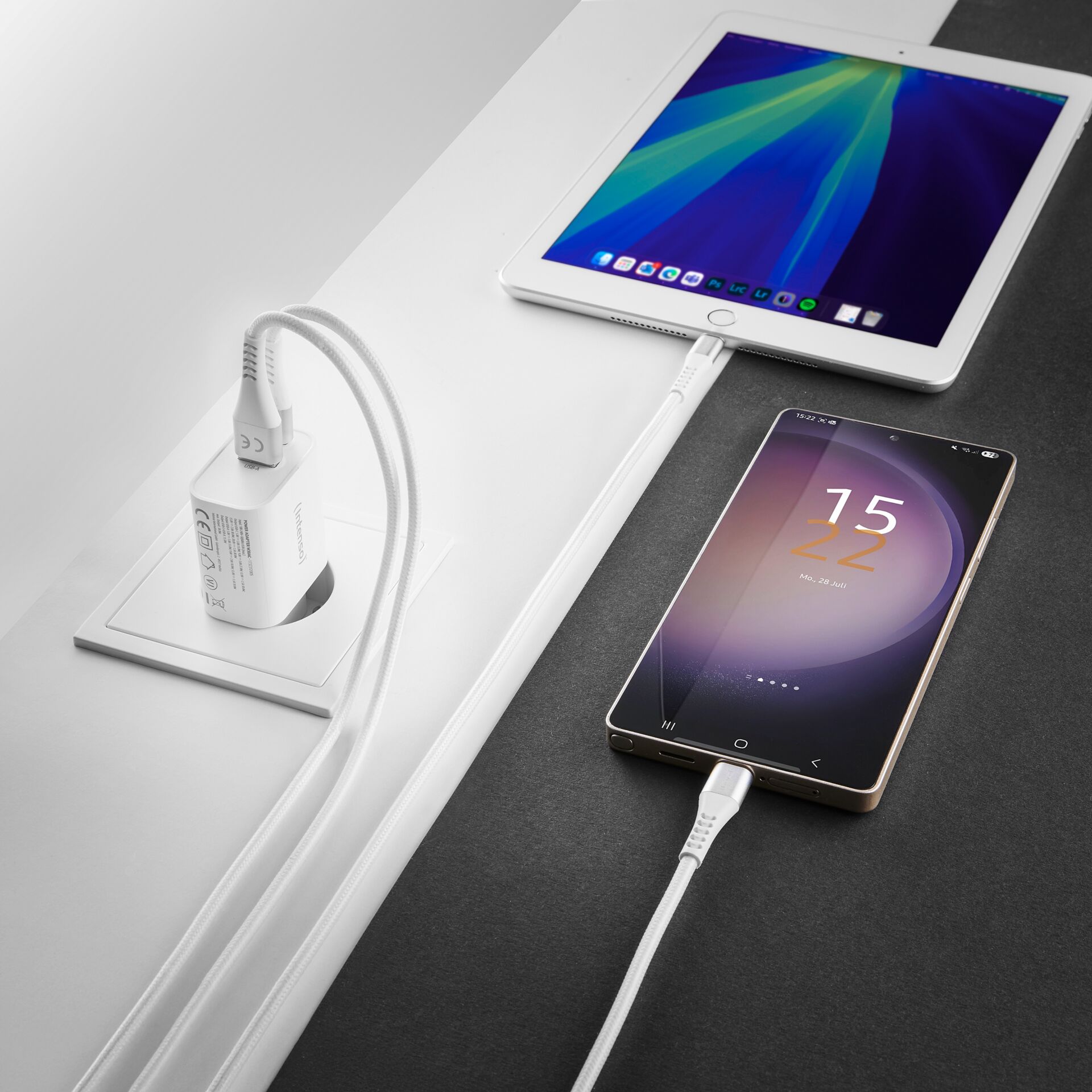 Adapter, Elektronik, Stecker, USB-Ladegerät, USB-C-Kabel, Textilkabel, weiß, Tablet-Ladegerät