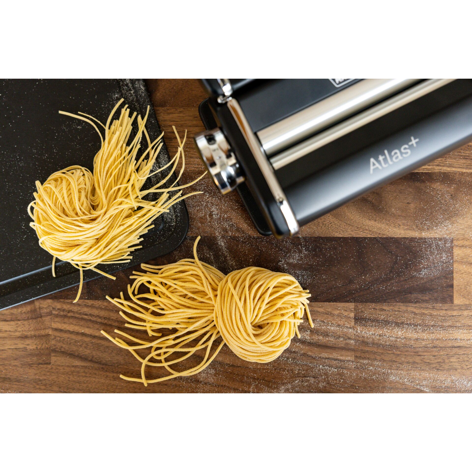 pasta, Spaghetti-Nester, Nudelmaschine, Mehlstaub, Holztisch