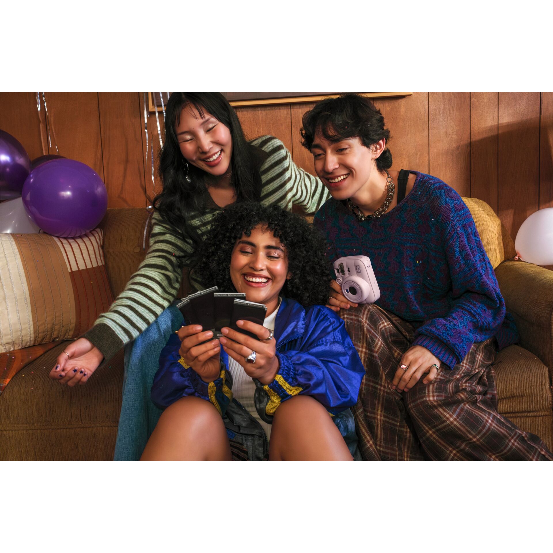 Kartenspiel?, Group of friends, Casual clothing, Polaroid-style instant camera, Ballons