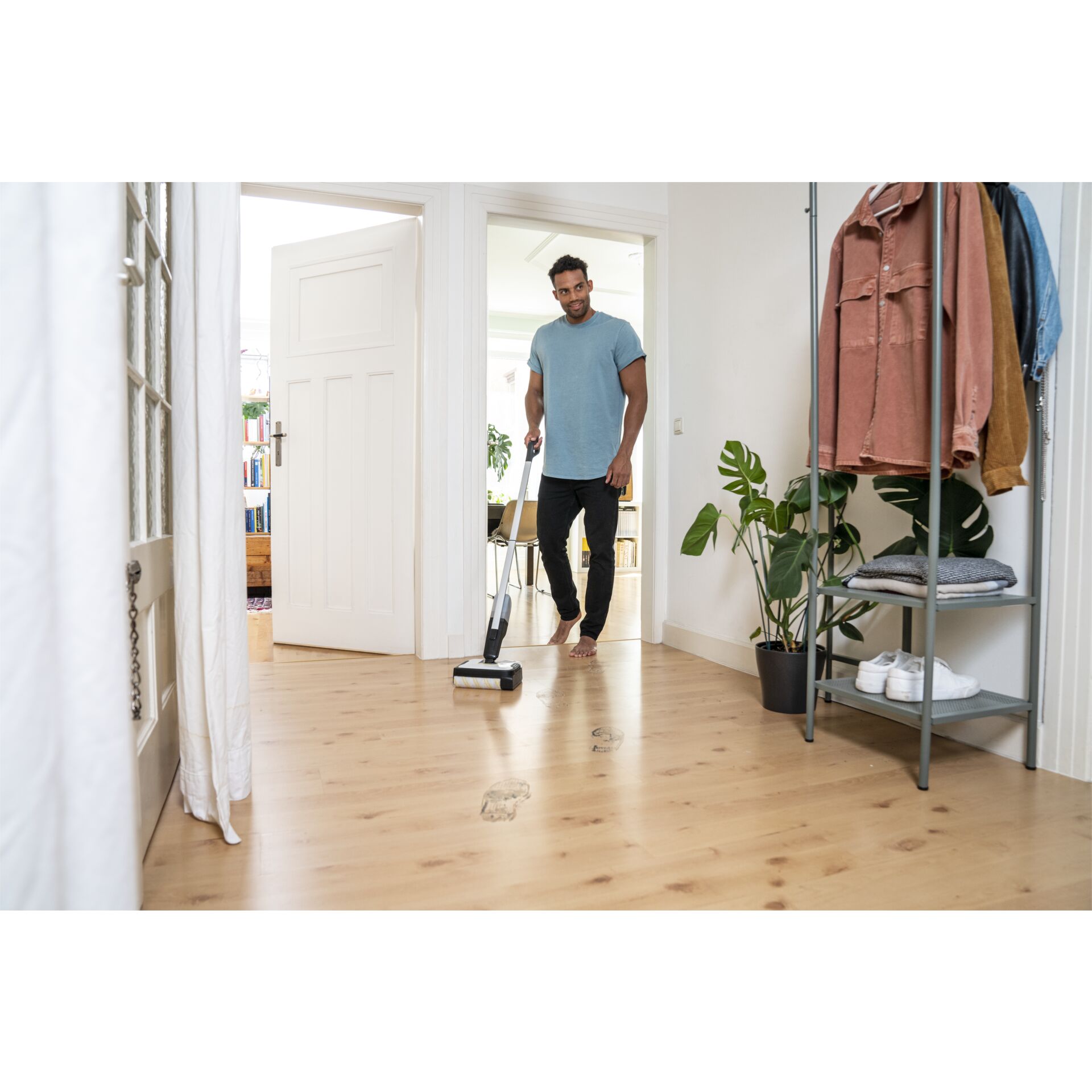 Innenarchitektur, Fußboden, Bodenbeläge, Mantel, Person