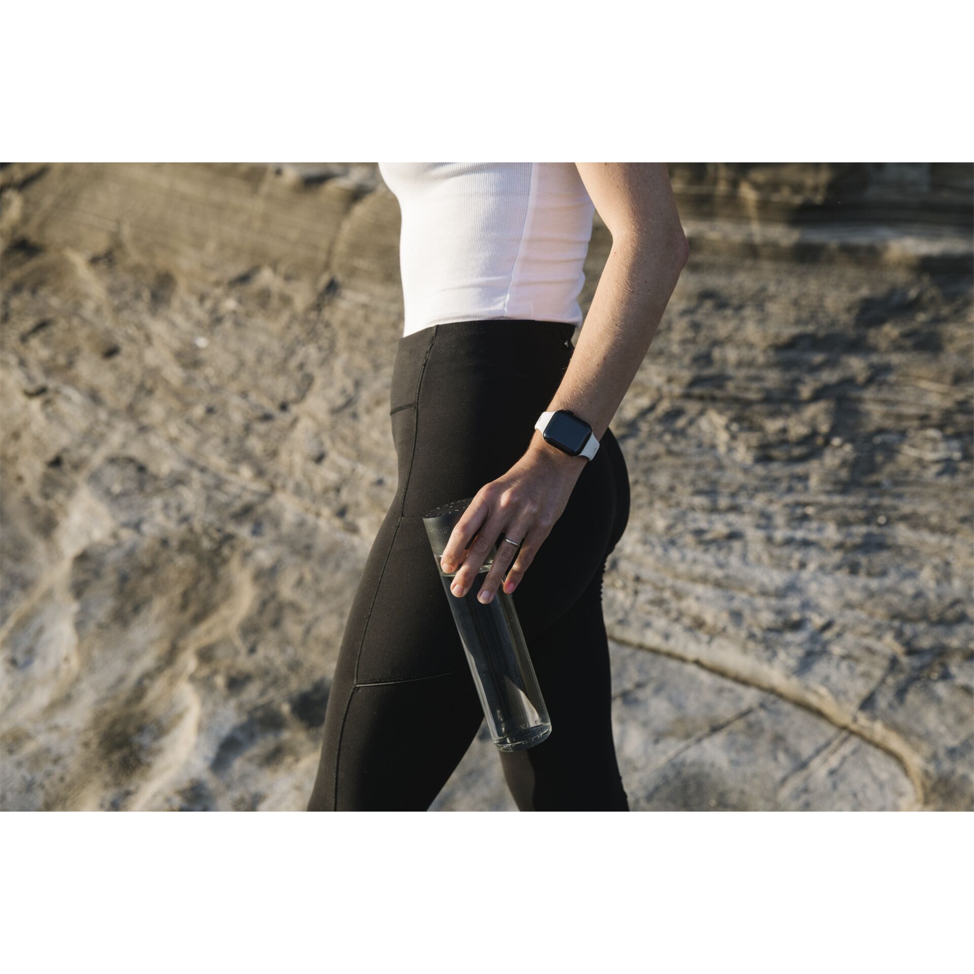 Person, Kleidung, Hosen, Armbanduhr