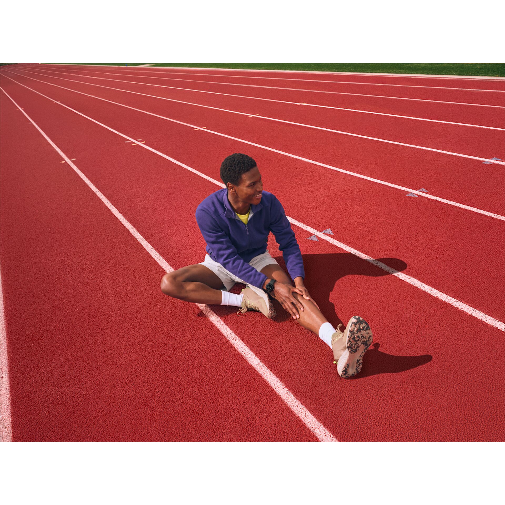 Person, Sitzen, Kleidung, Schuhwerk, Schuh