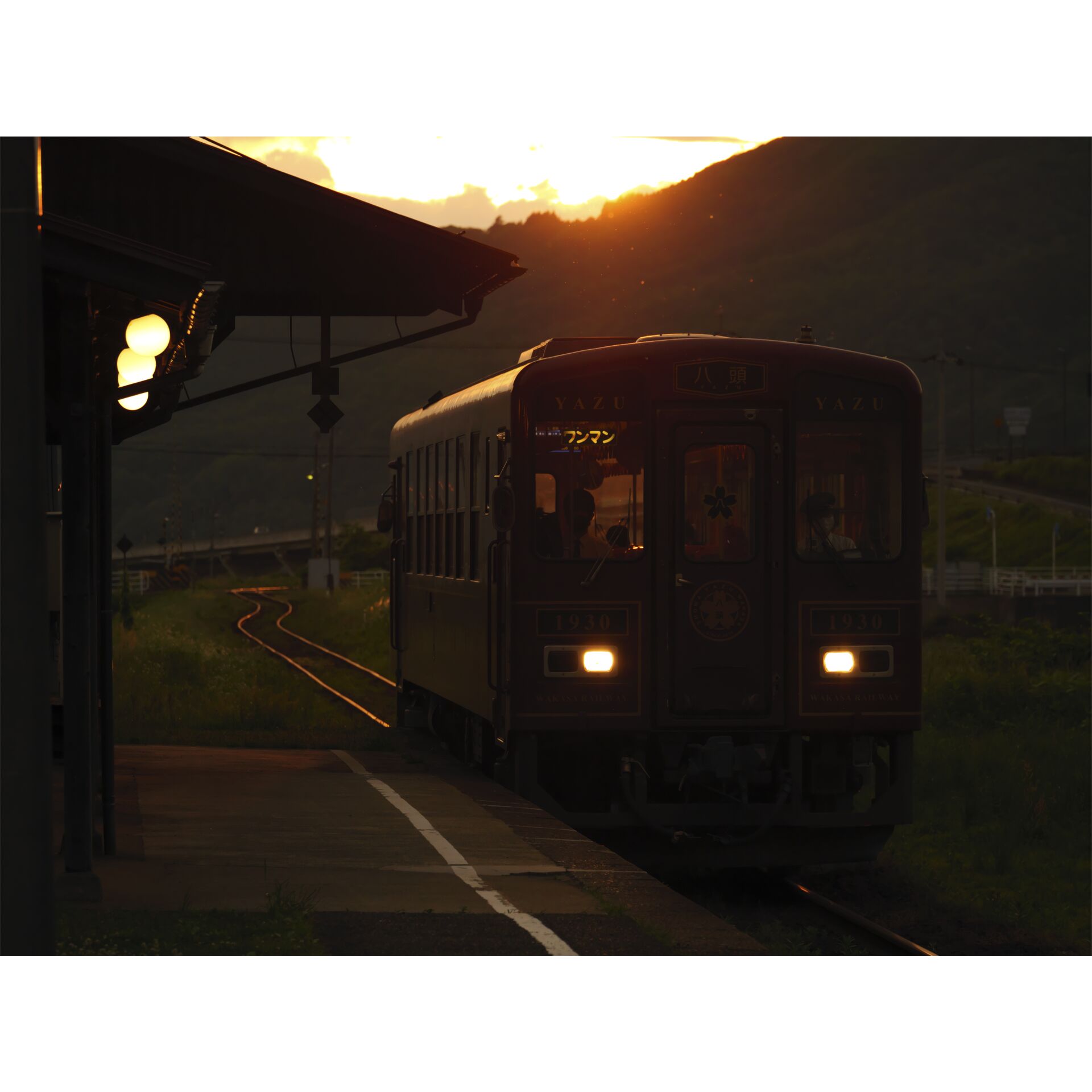Person, Endgerät, Aufflackern, Zug, Bahnhof