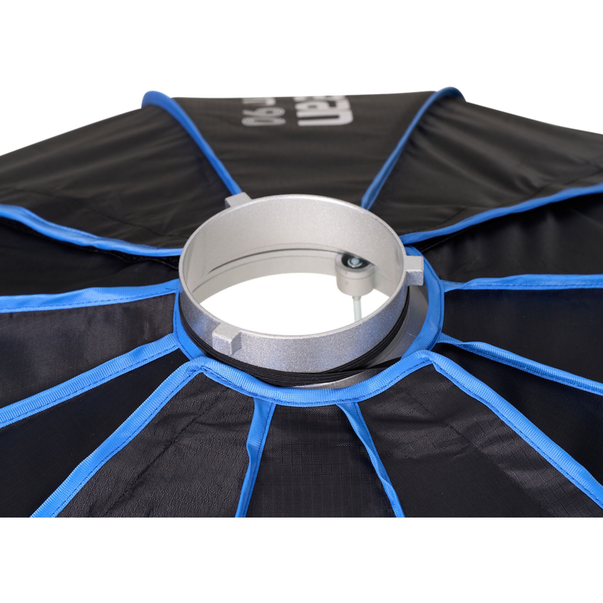Softbox, Lichtformer, schwarzer Stoff, blaue Nähte, Metallring