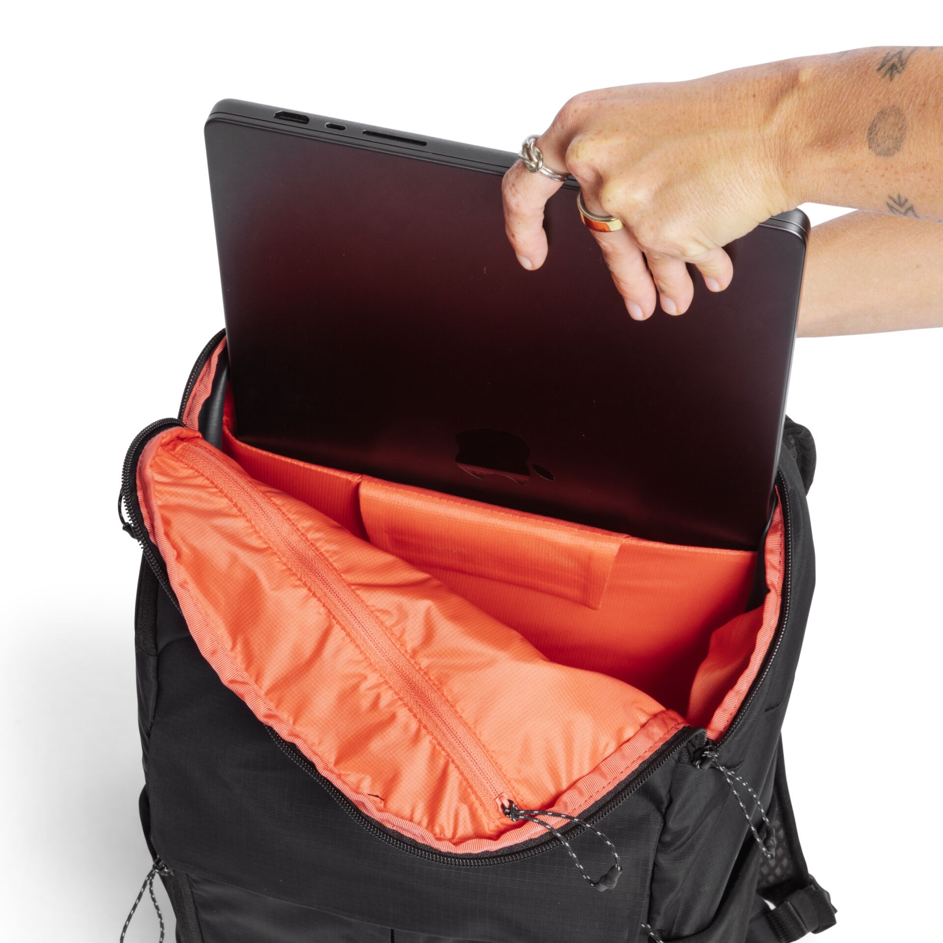 Rucksack, Laptopenfach, Orangene Innenausstattung, Top-Ladeöffnung, Hand legt Laptop hinein