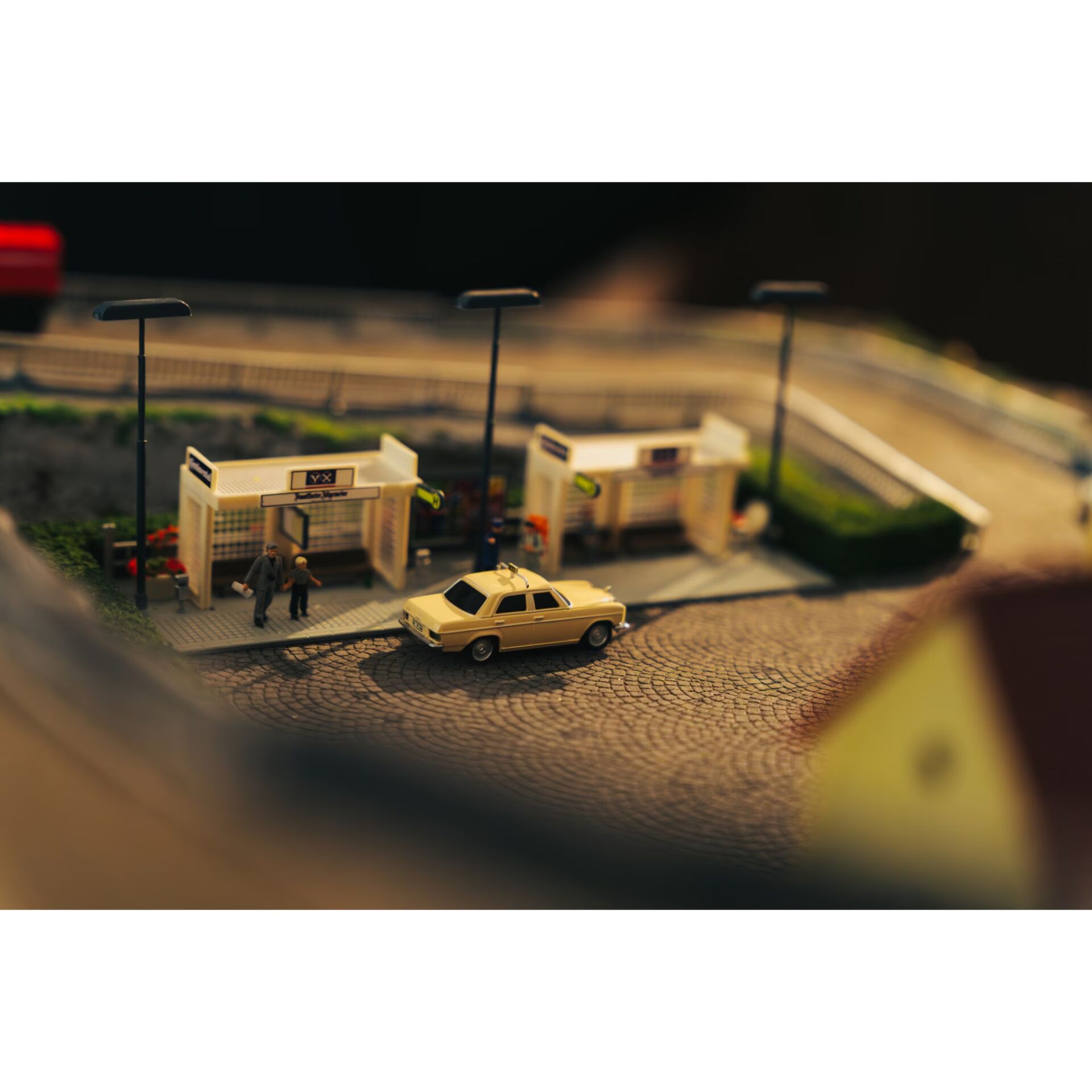 Miniaturauto, Modell-Straßenszene, Diorama, Taxi, Kopfsteinpflaster