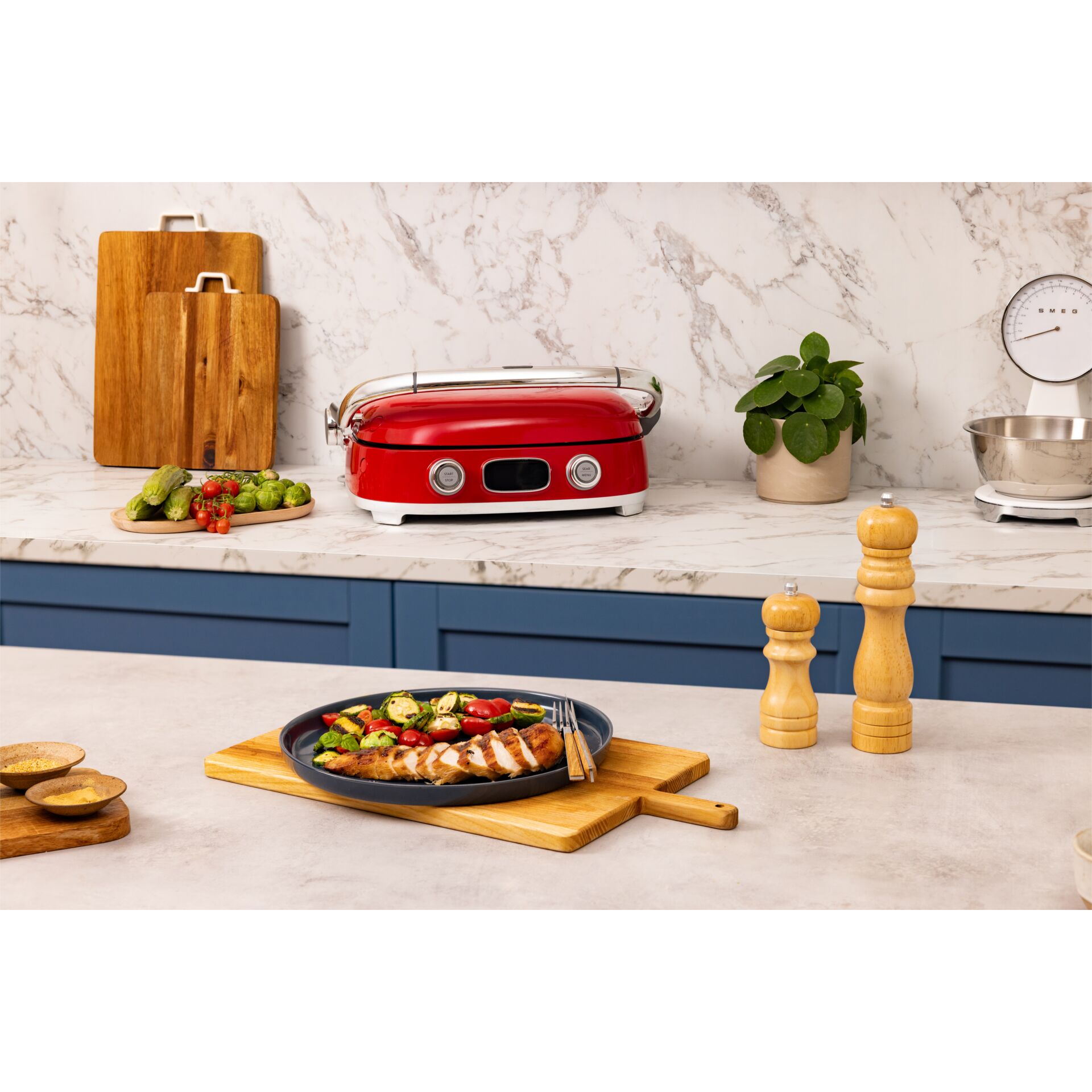 Toaster, roter Toaster, Küchengerät, Pfanne mit Fleisch, Gemüse Garnitur