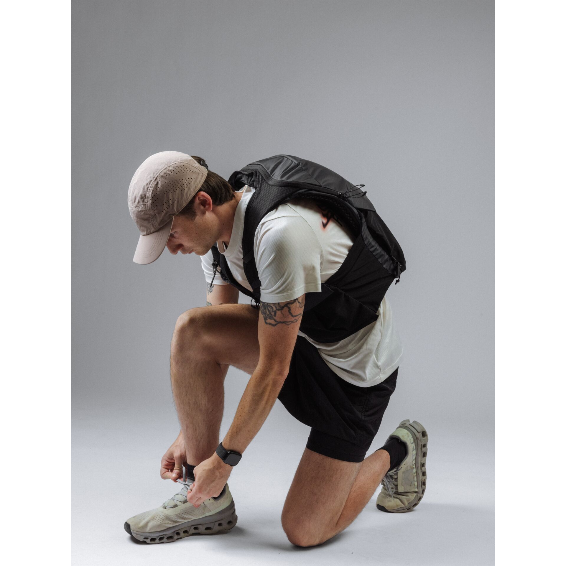 Herrenoutfit, Laufschuhe, Gürtel, Rucksack, Cap