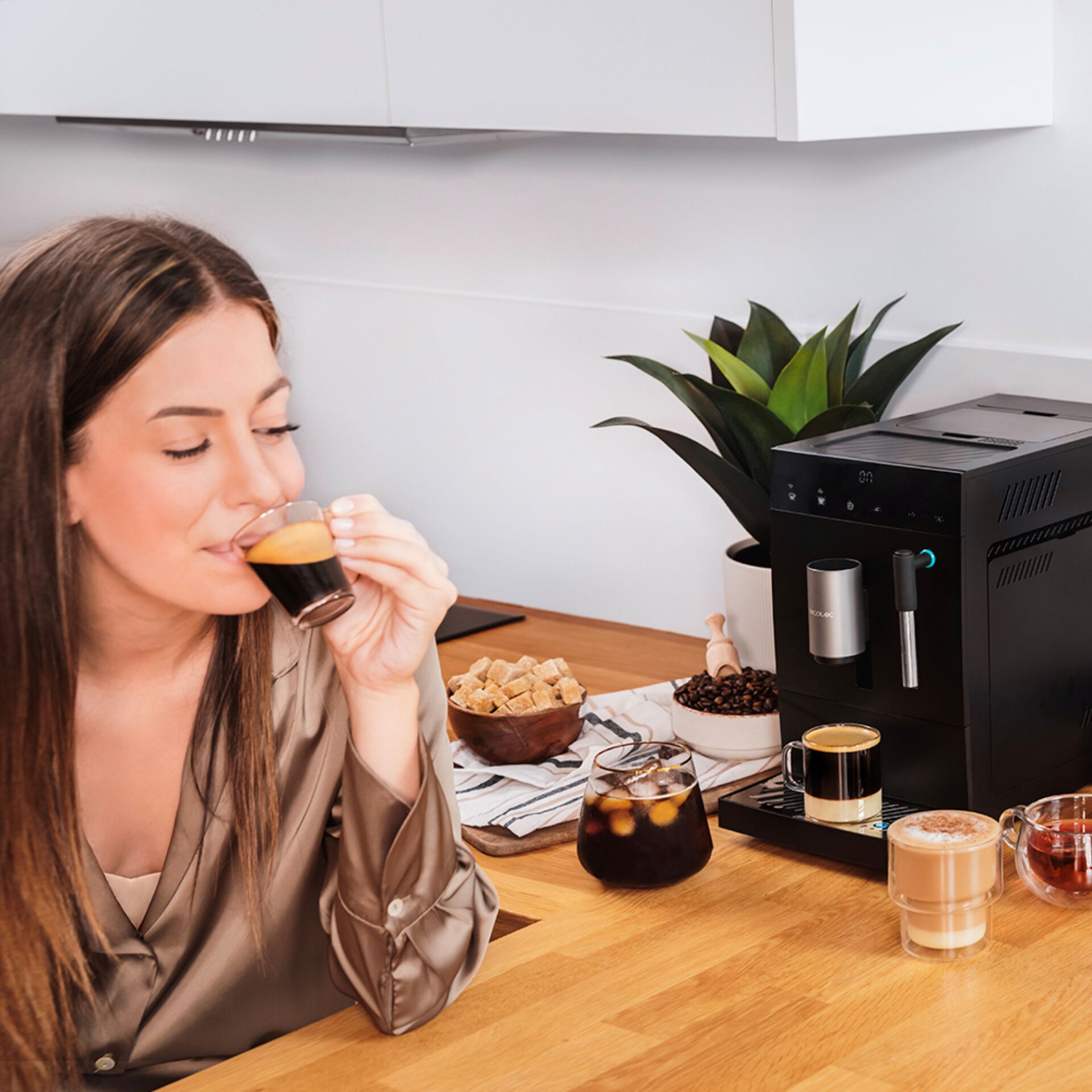 Espressomaschine, Kaffeemaschine, Kaffeezubereitung, Glasbecher, Küchentheke