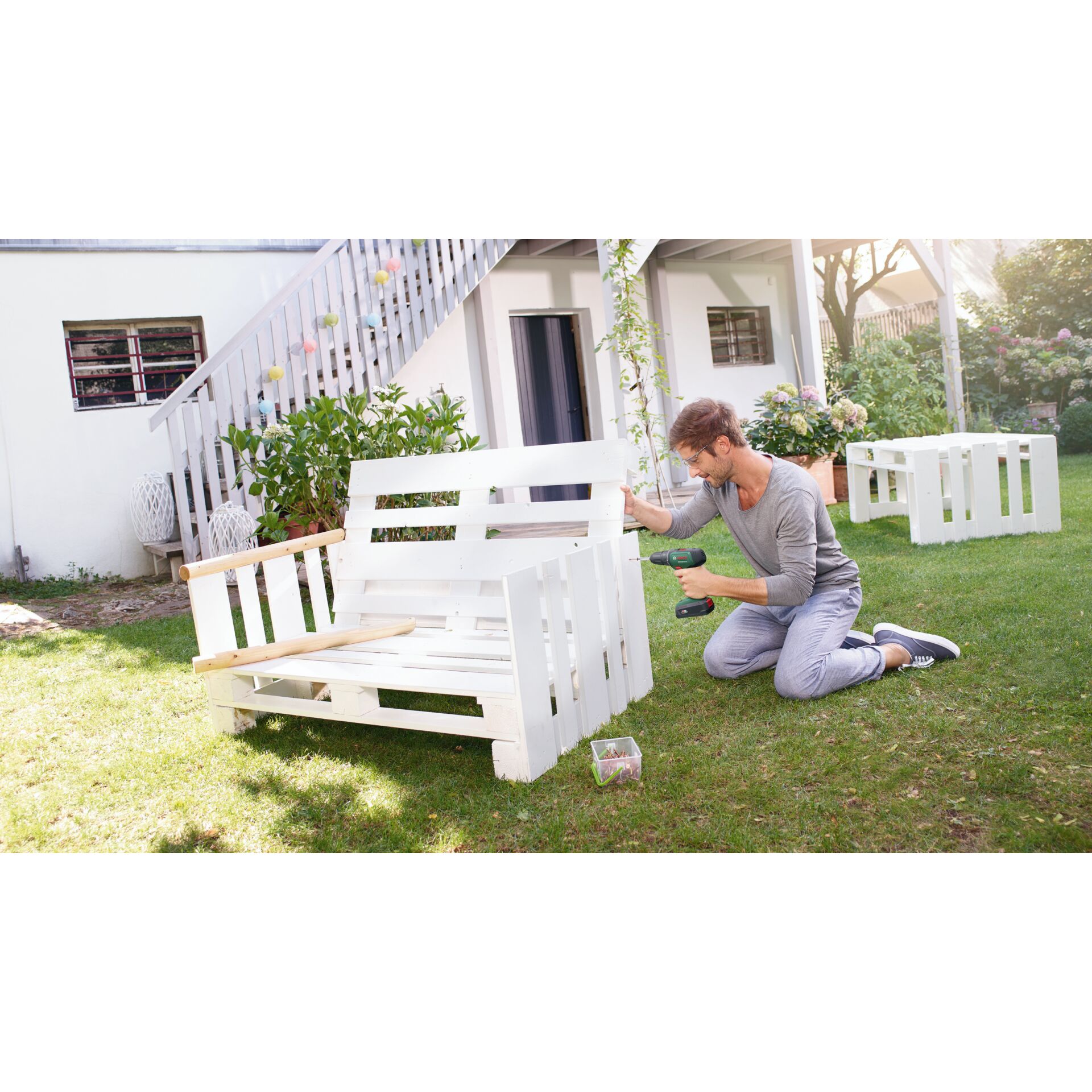 Sitzend, Gras, Innenarchitektur, Elektrische Bohrmaschine, Hof