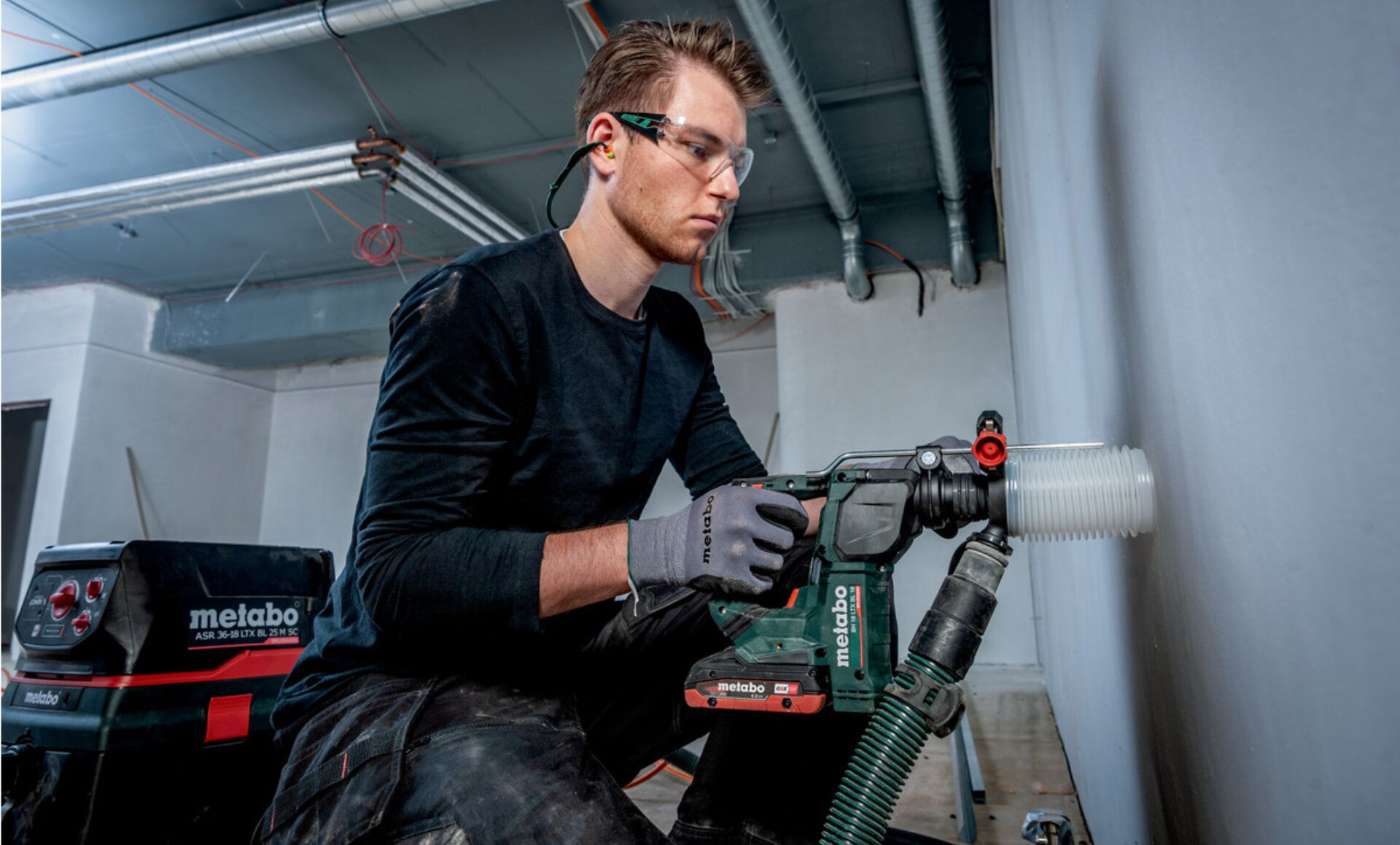 Bohrhammer, Akku-Bohrhammer, Schlagbohrer, Baustellengerät, Werkzeugschlauch