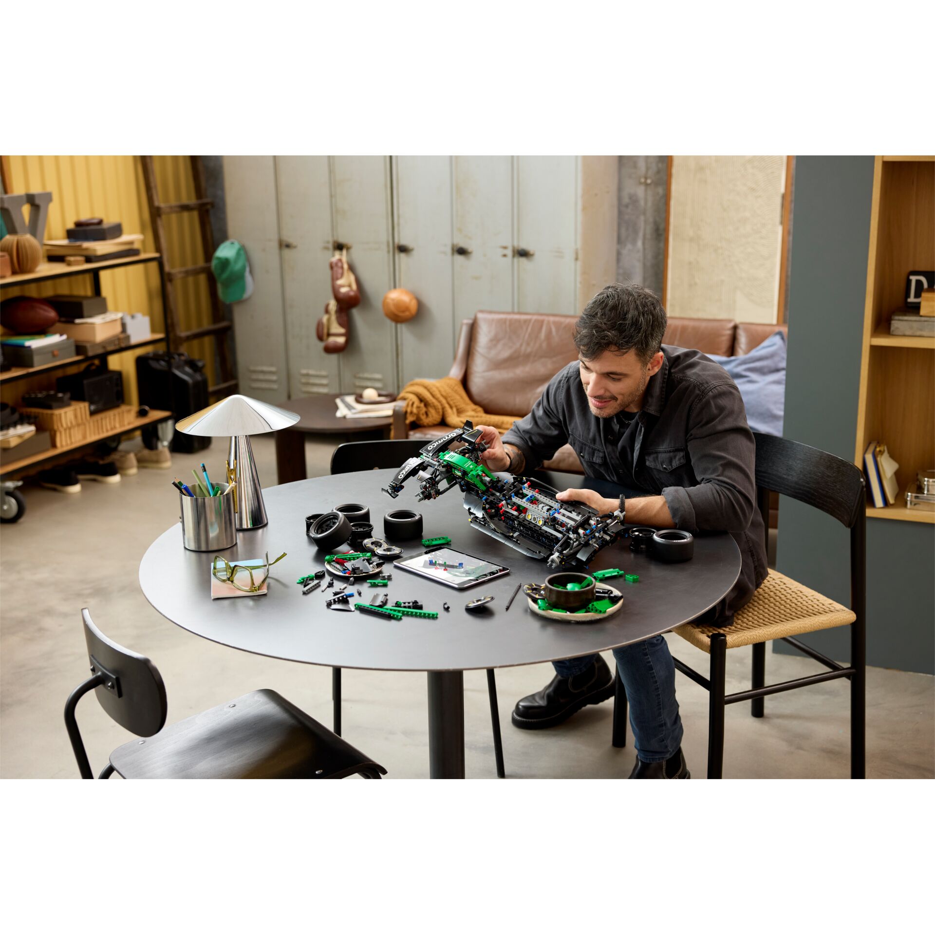 Lego-ähnliches Modell, Robotikbau, Arbeitsplatz, Werkstatt, Robotermodell