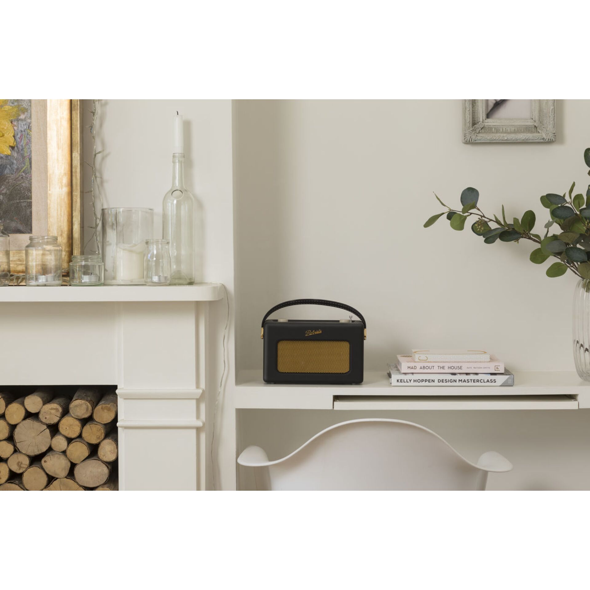 Handtasche, Innenarchitektur, Pflanze im Topf, Anrichte, Krug