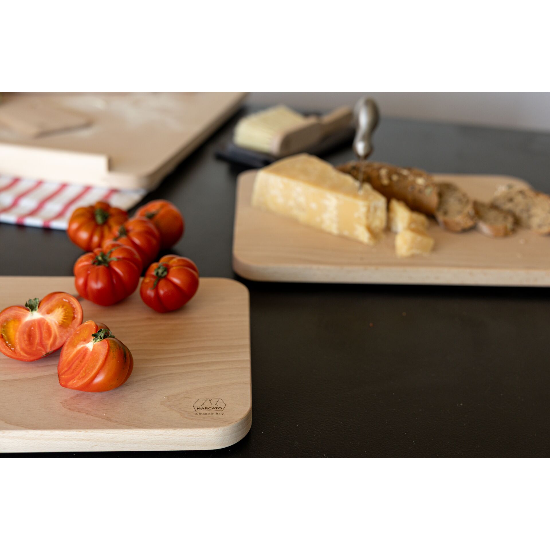 Tomaten, Käseplatte, Holzbrett, Brot, Tomatenscheiben