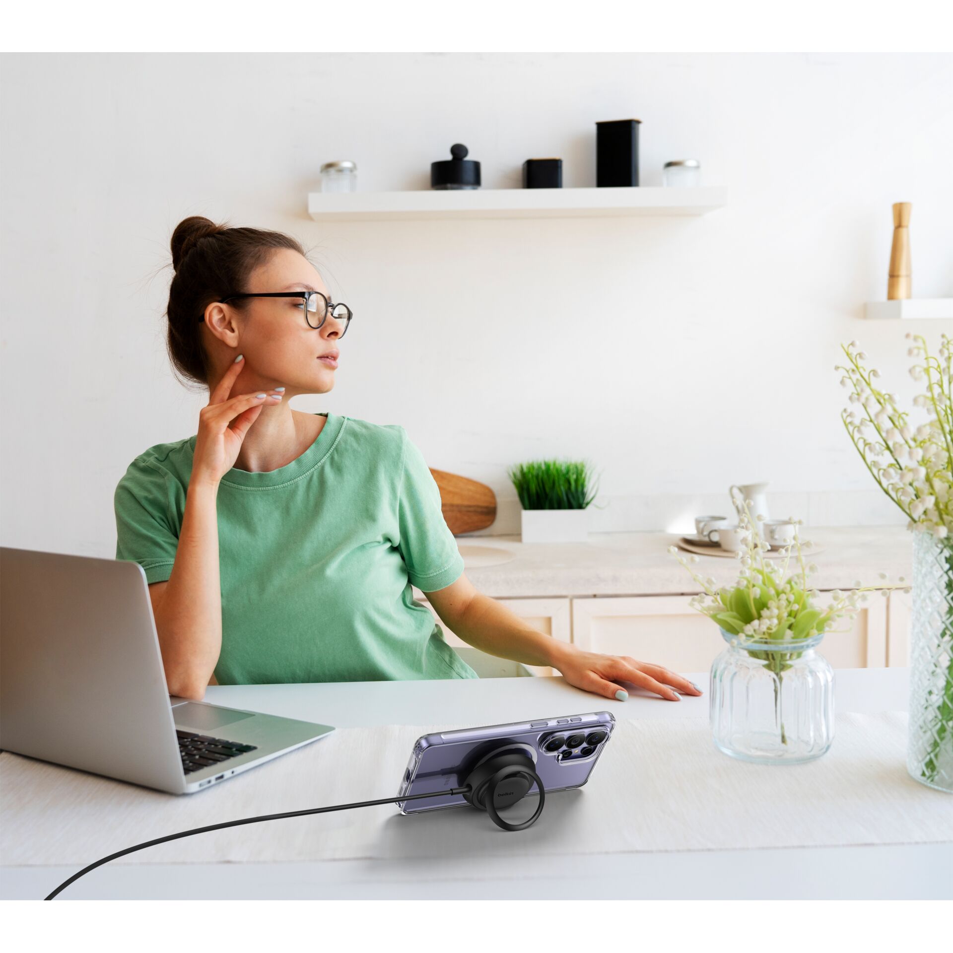 laptop, Kopfhörer, Telefon, grünes Shirt, Brille