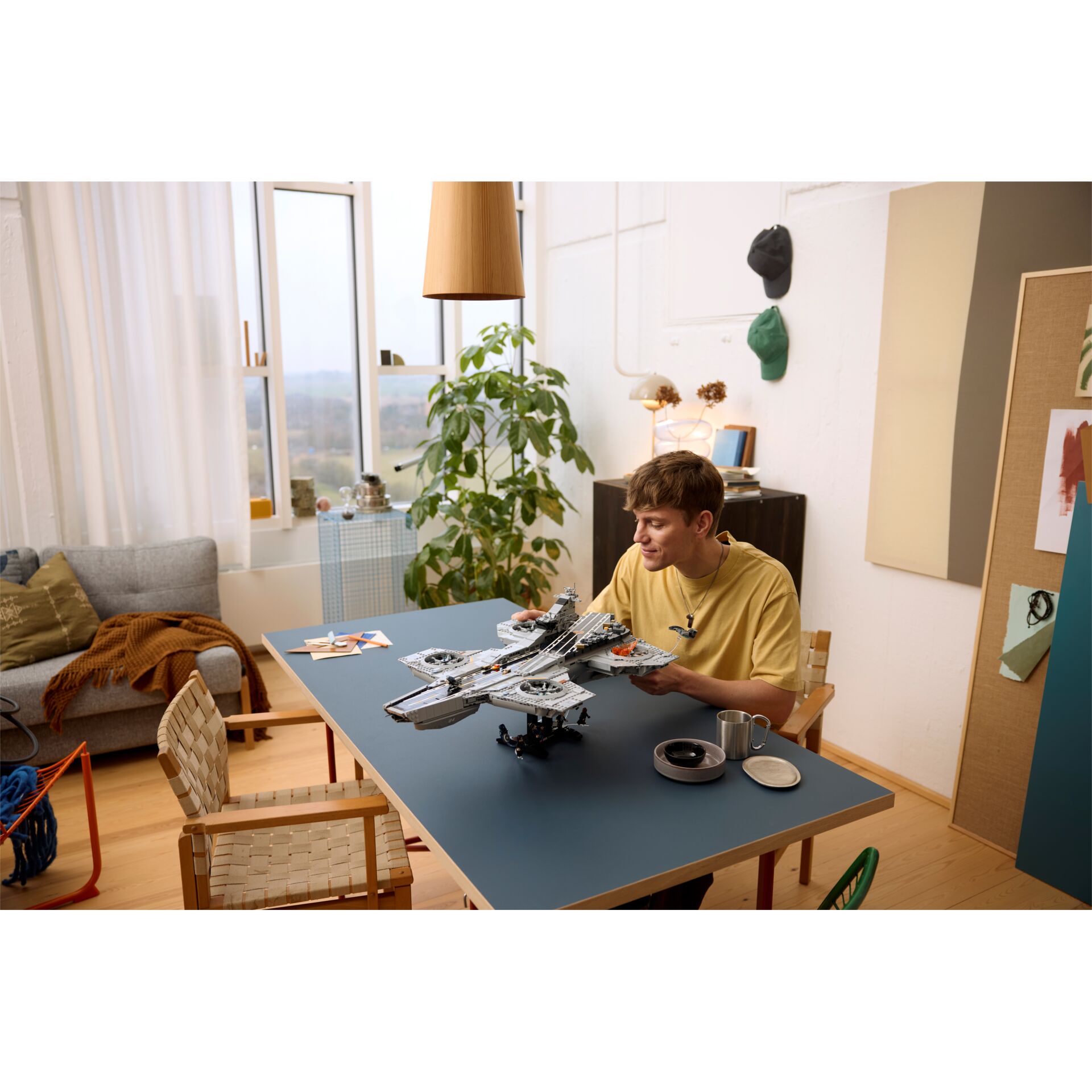 lego-ähnliches modell, Raumschiffmodell, Tabletop-Modell, Desktop-Setup, gelbes T-Shirt