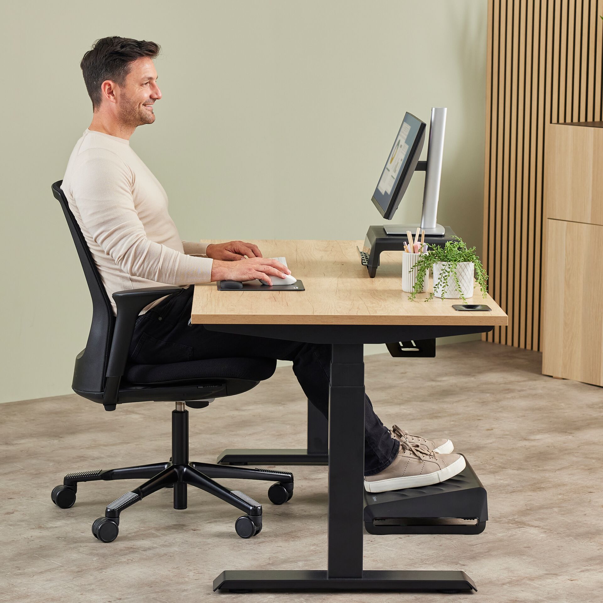 Moebel, Tabelle, Schreibtisch, Stuhl, Person