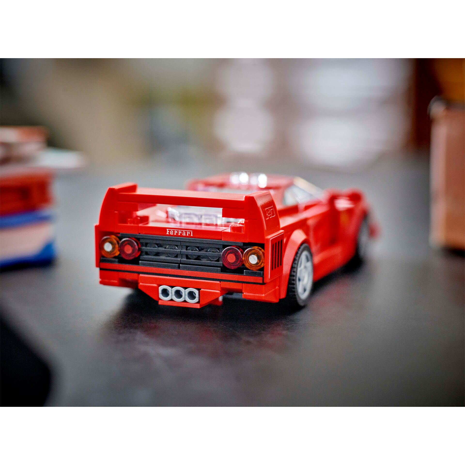 Lego Auto, Ferrari Modell, rotes Spielzeugauto, Hinteransicht, Kunststoffsteine