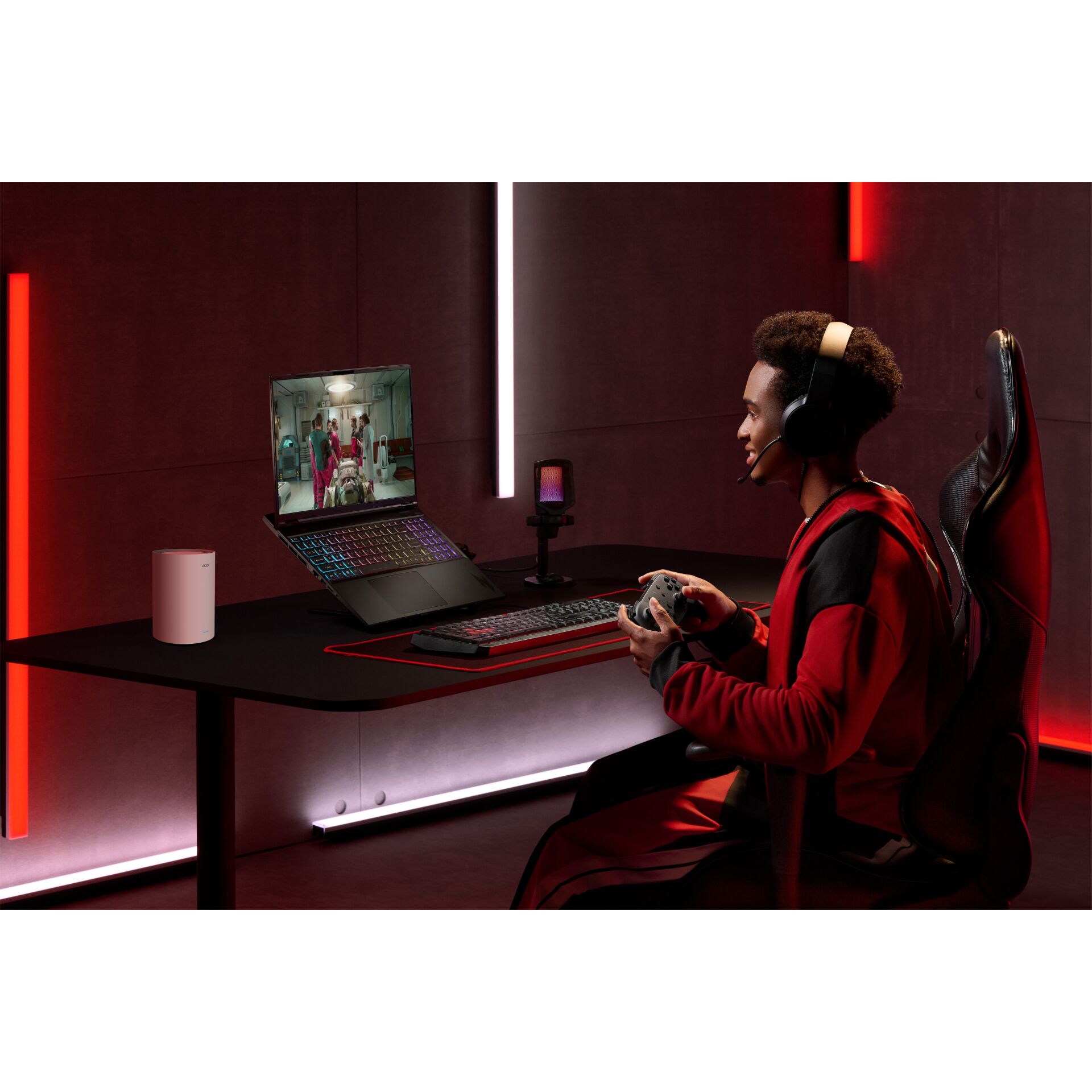 Gaming-PC, Gaming-Setup, Headset, RGB-Tastatur, Laptopständer