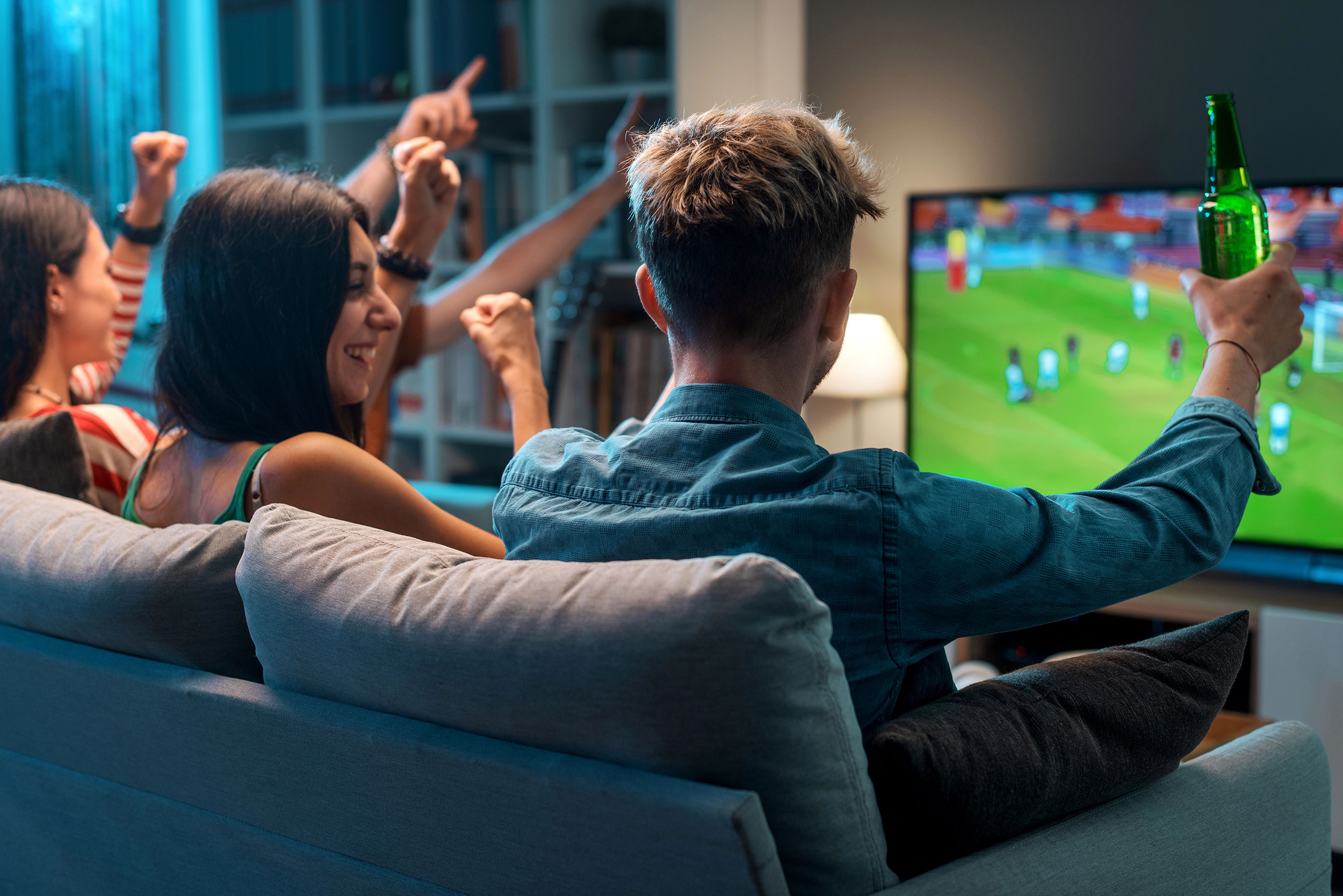 Wohnzimmer, Fernsehen, Gaming, Kumpels, Bier