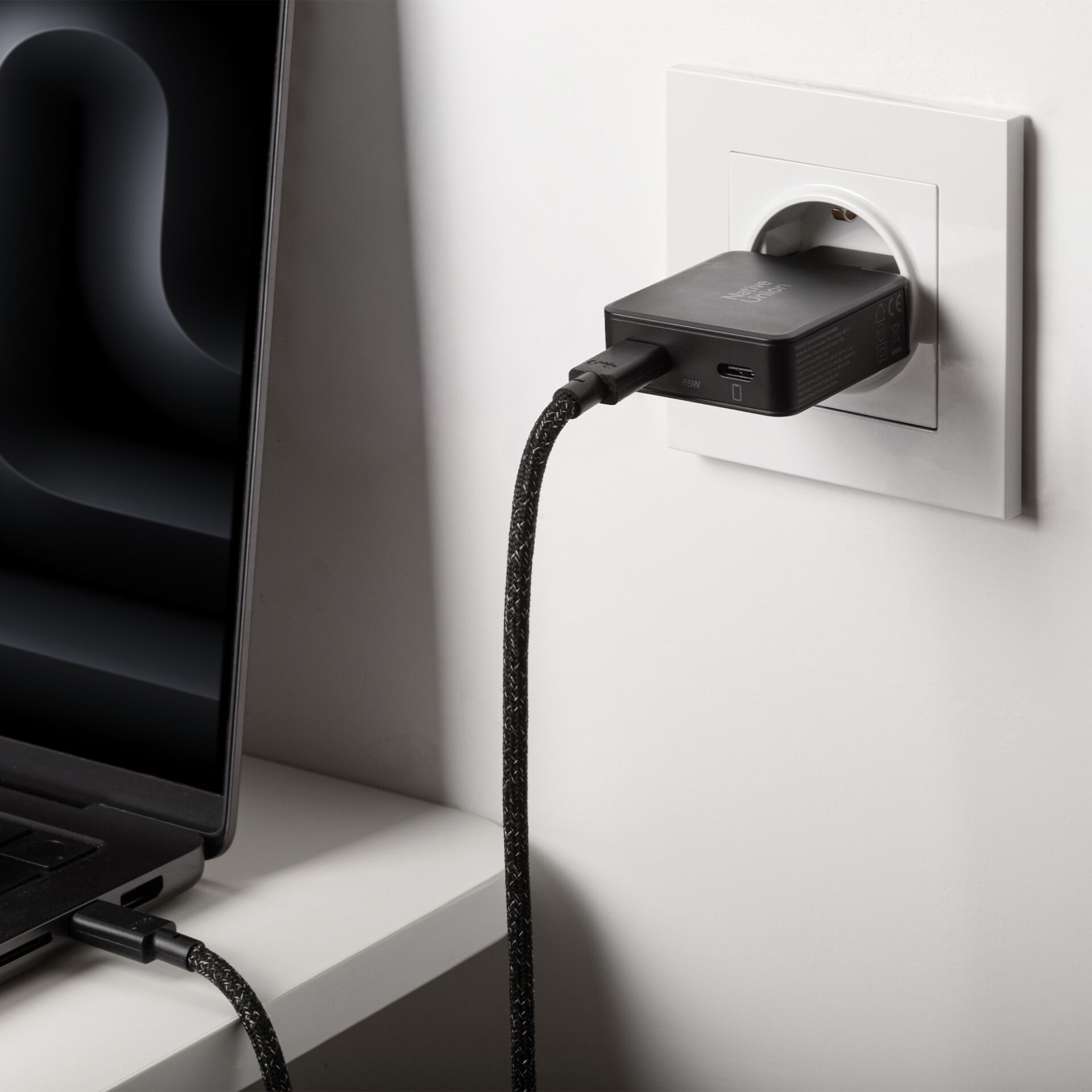 USB-C Adapter, HDMI Adapter, Stromadapter, Kabel, Schreibtisch-Setup