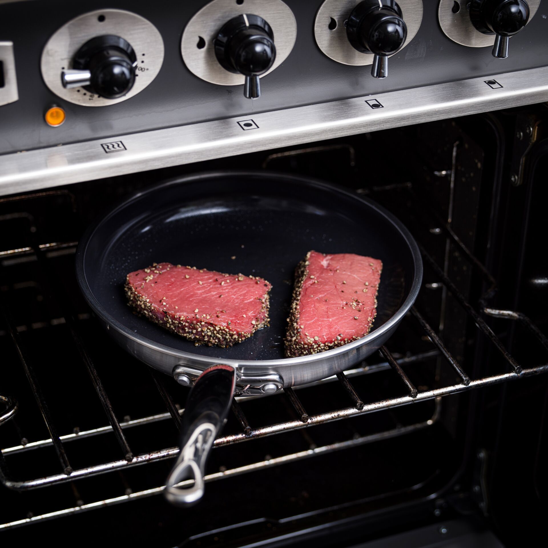 Rindersteak, Pfanne, Bratenseared, Sesamkruste, Rotes Fleisch