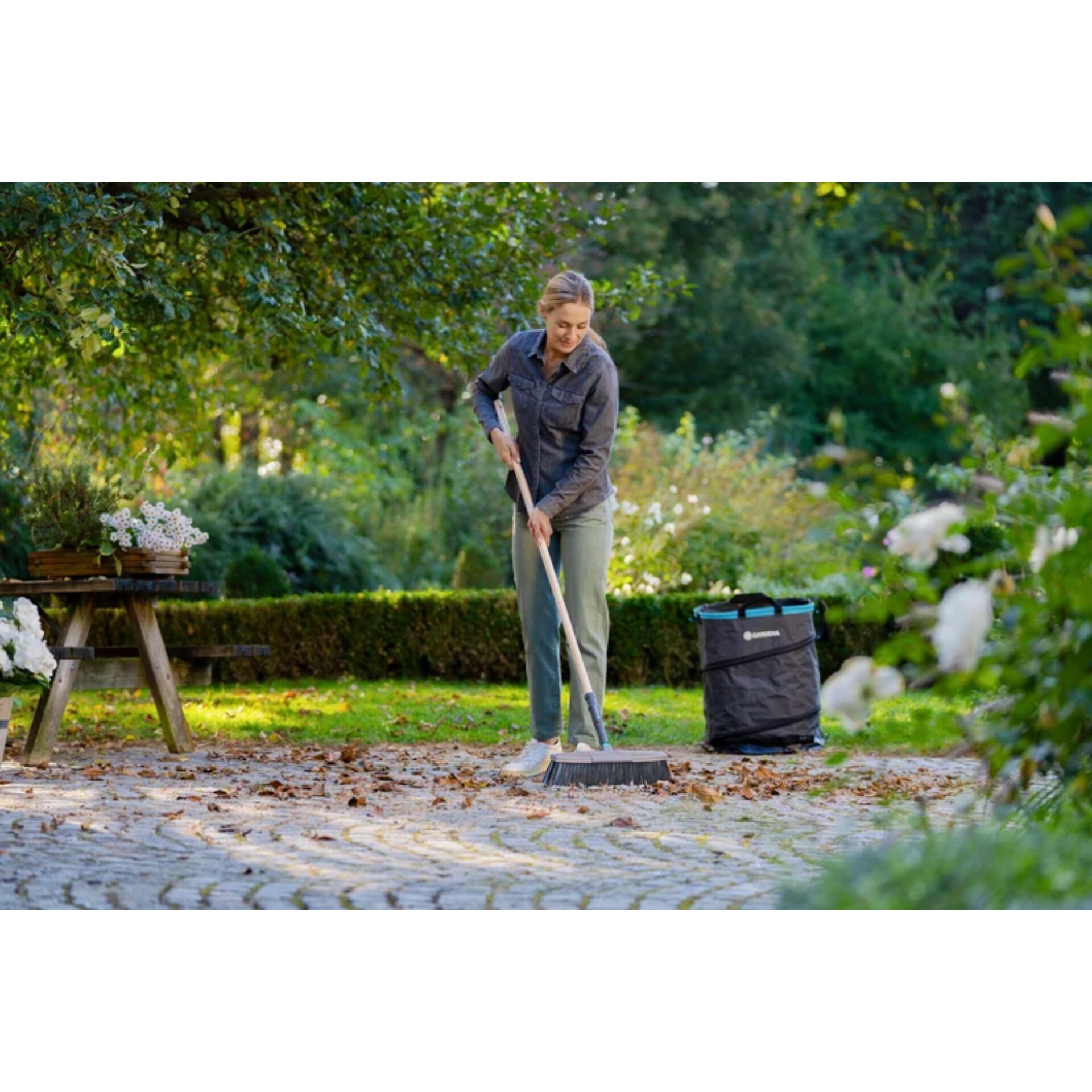 Gartenarbeit, Schaufel, Pflaster, Müllbeutel, Besen