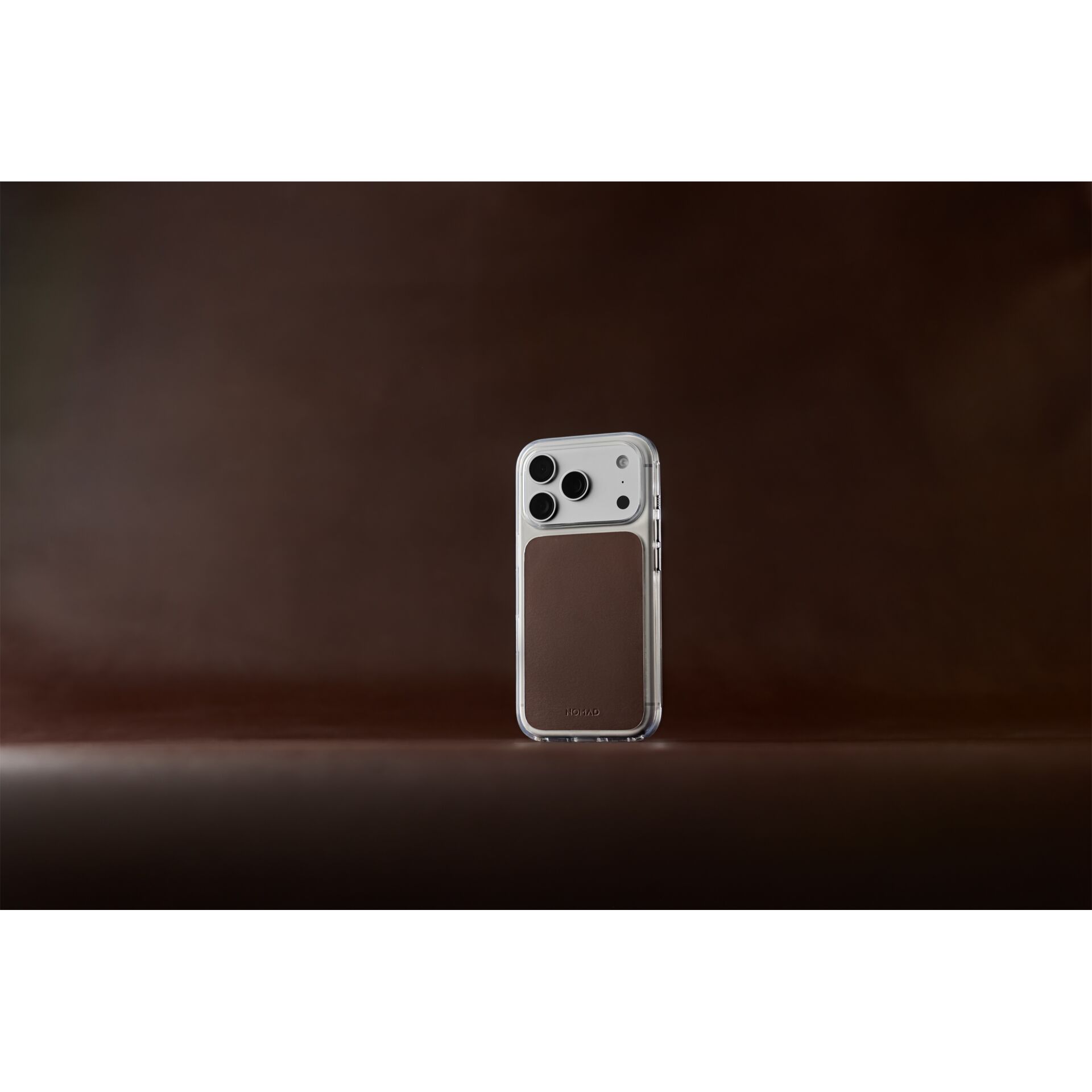 Smartphone, Dreifach-Kamera, klare Hülle, Brauner Lederpatch, Transparente Hülle