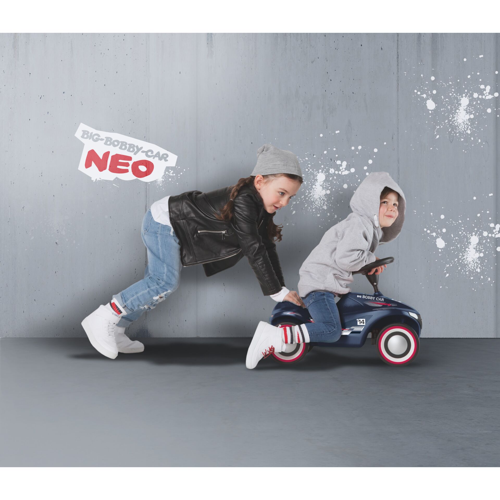Kinder, Spielzeugauto, Dreirad, Jeans, Hoodie