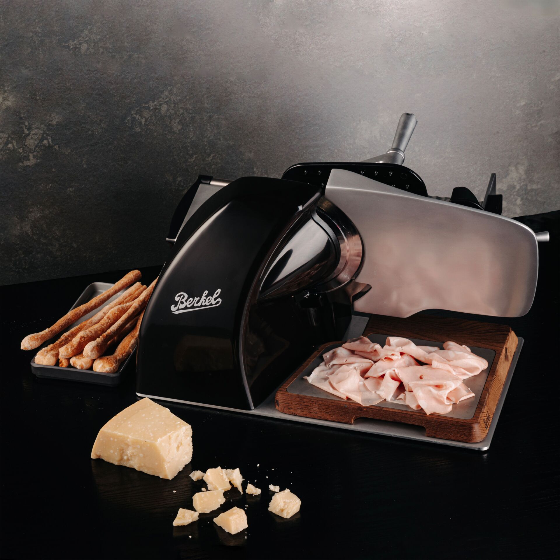 Käse, Käseschneidmaschine, Schinken, Brotstangen, Käsewerkzeug